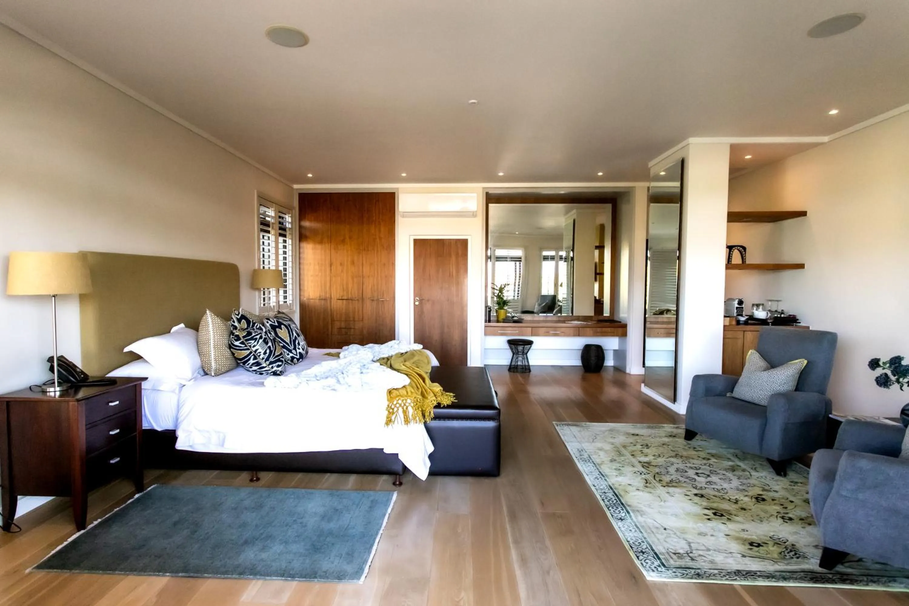 Photo of the whole room, Bed in Selkirk House