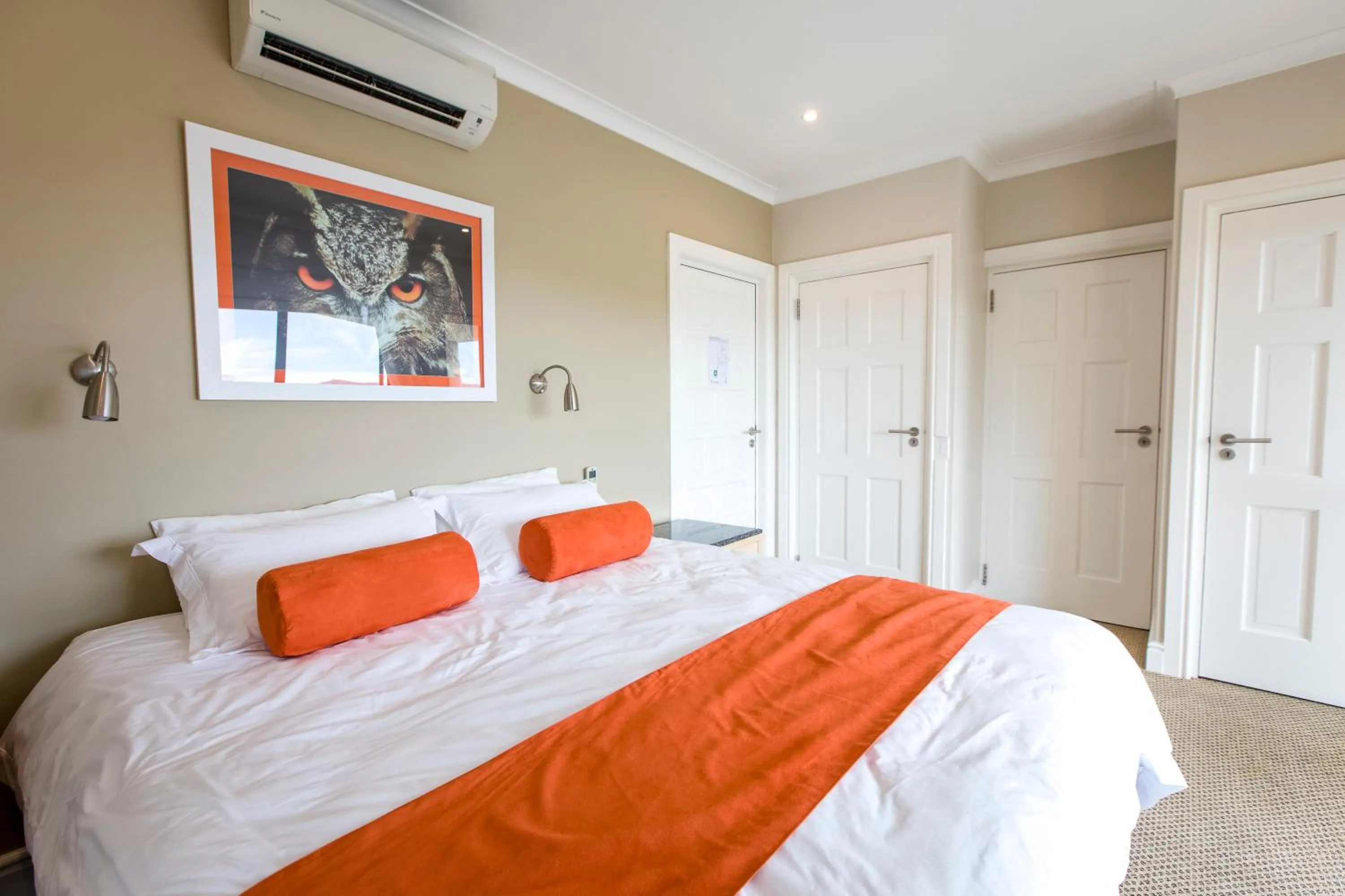 Bedroom, Bed in Orange Inn Knysna