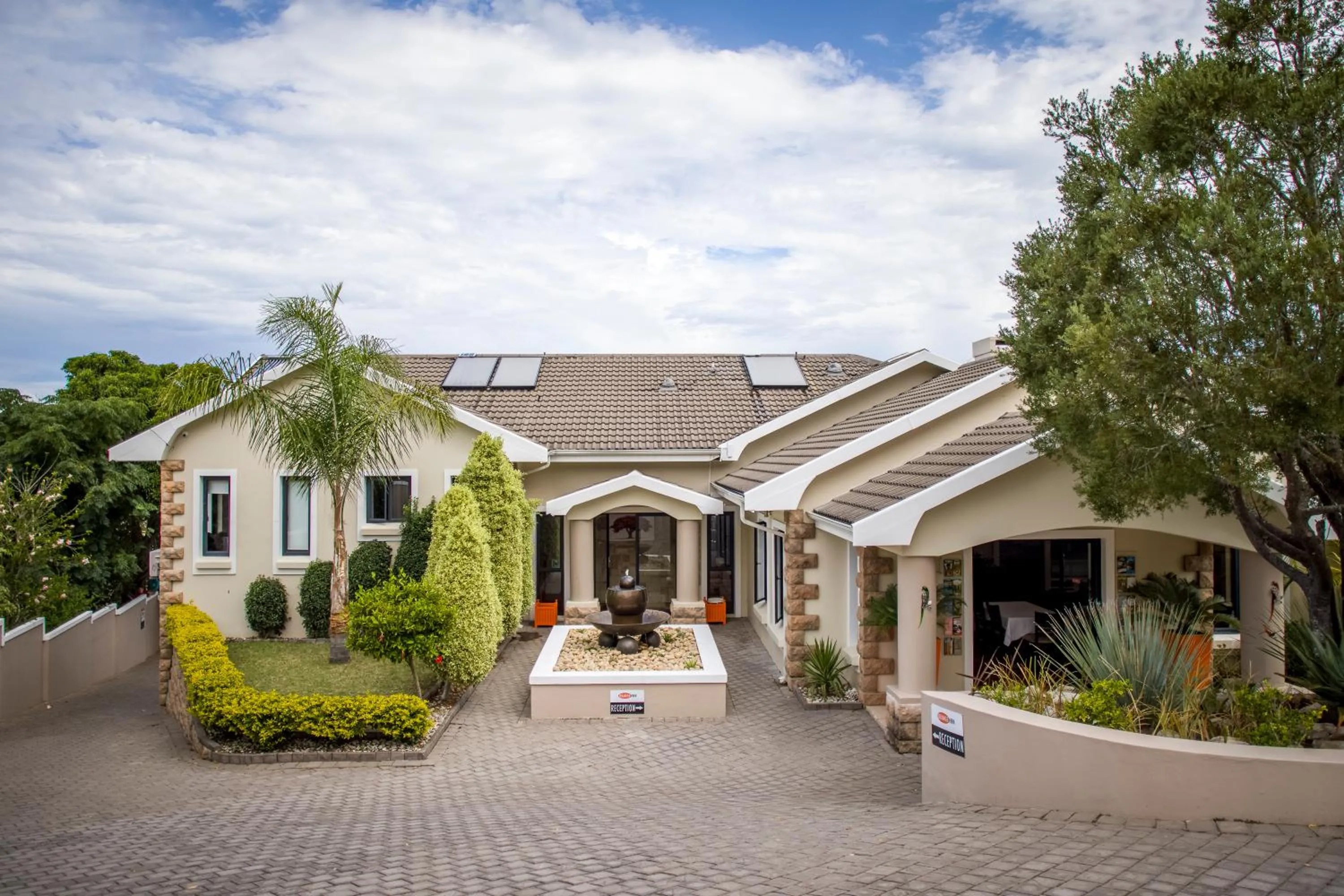 Facade/entrance in Orange Inn Knysna