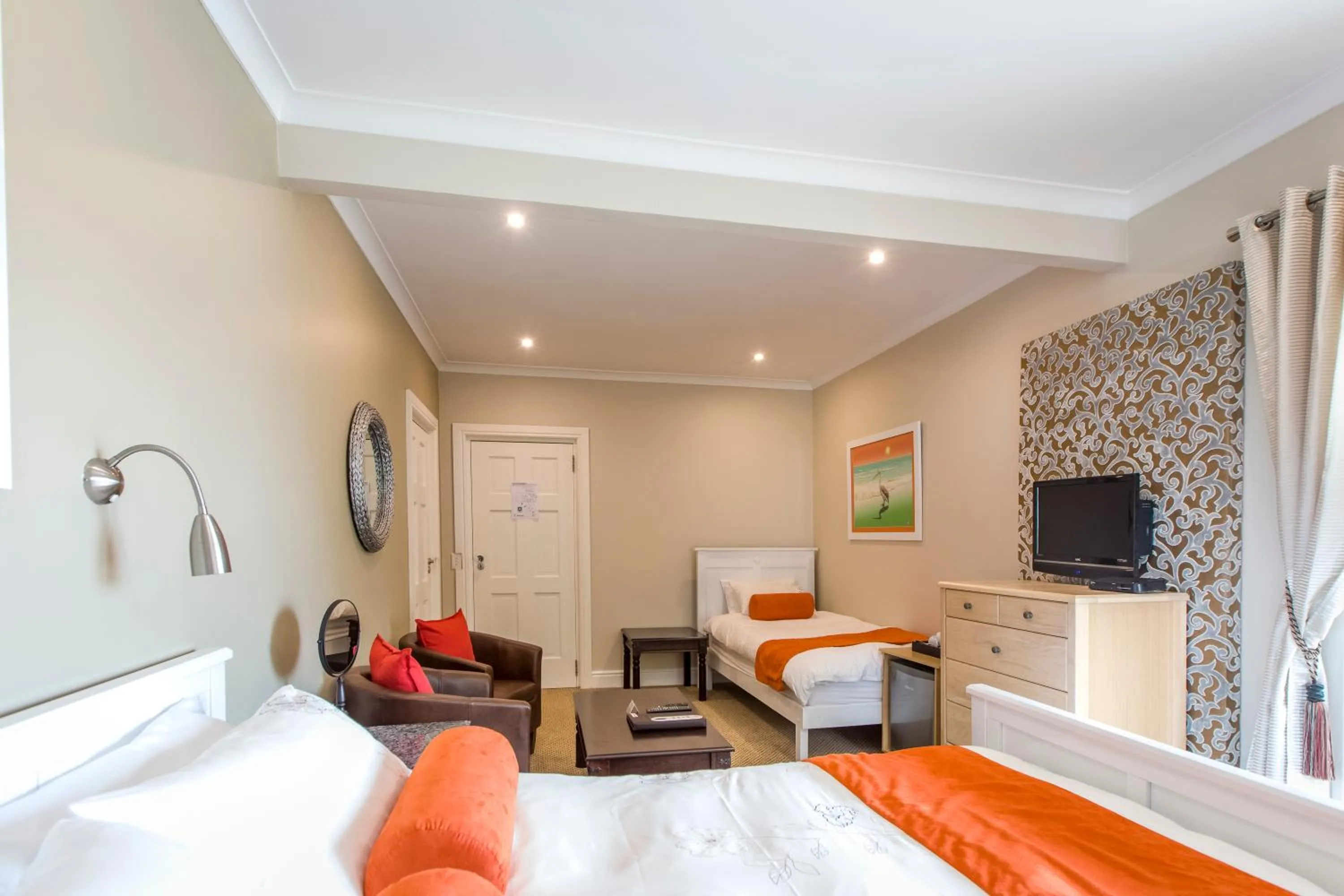 Living room, Bed in Orange Inn Knysna