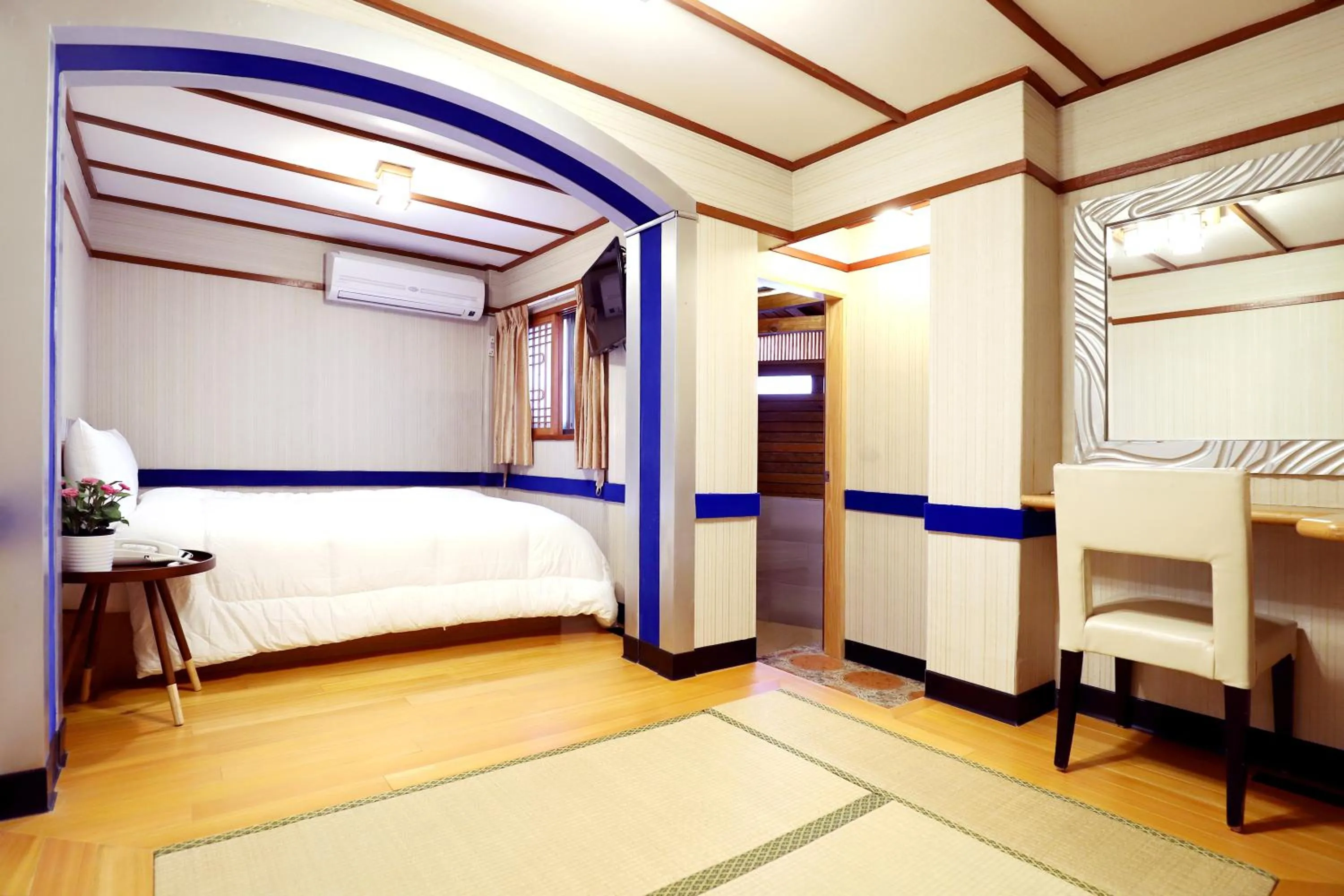 Photo of the whole room, Bed in Phoenix Pavilion Hot Spring Hotel