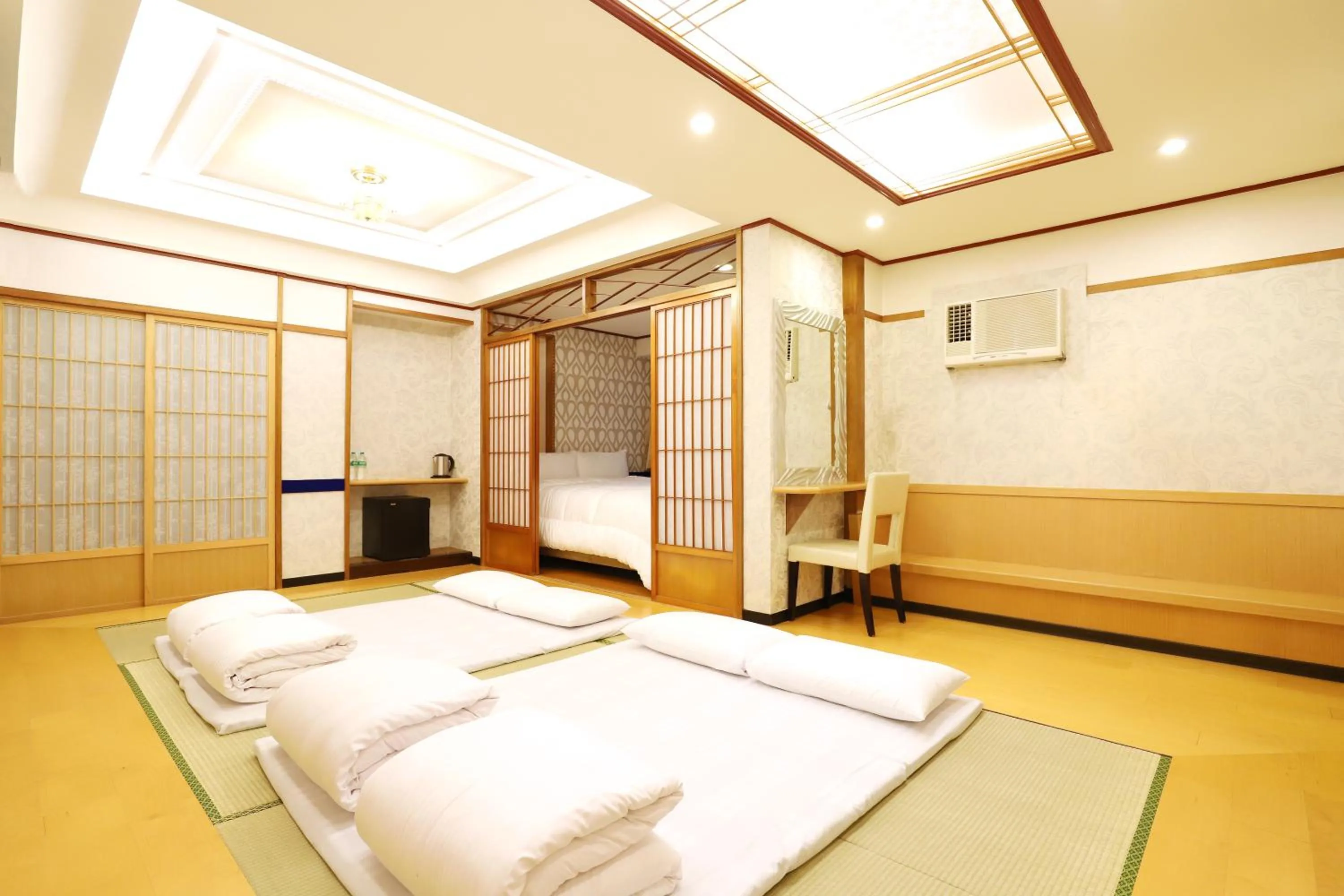 Photo of the whole room, Bed in Phoenix Pavilion Hot Spring Hotel