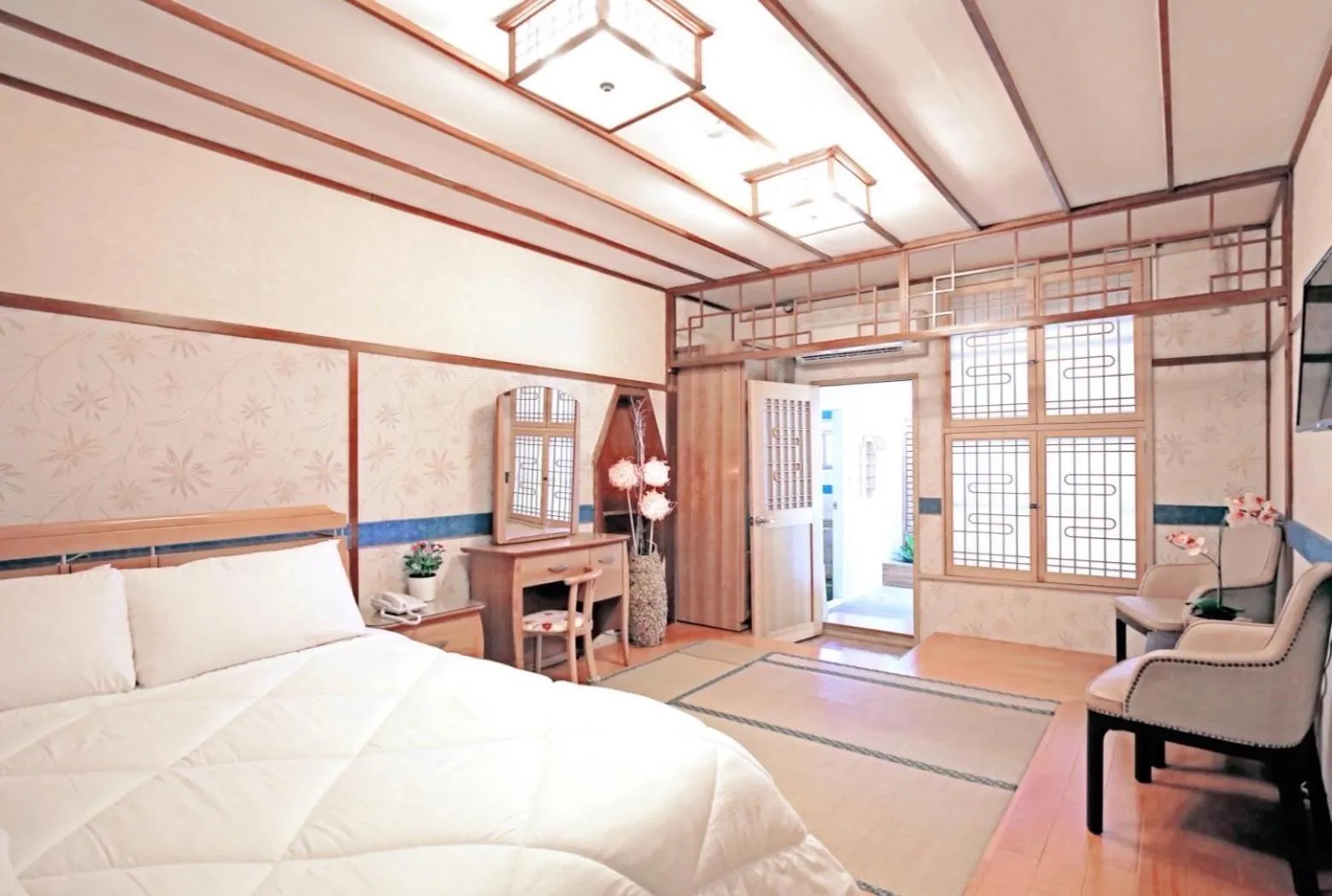 Photo of the whole room, Bed in Phoenix Pavilion Hot Spring Hotel