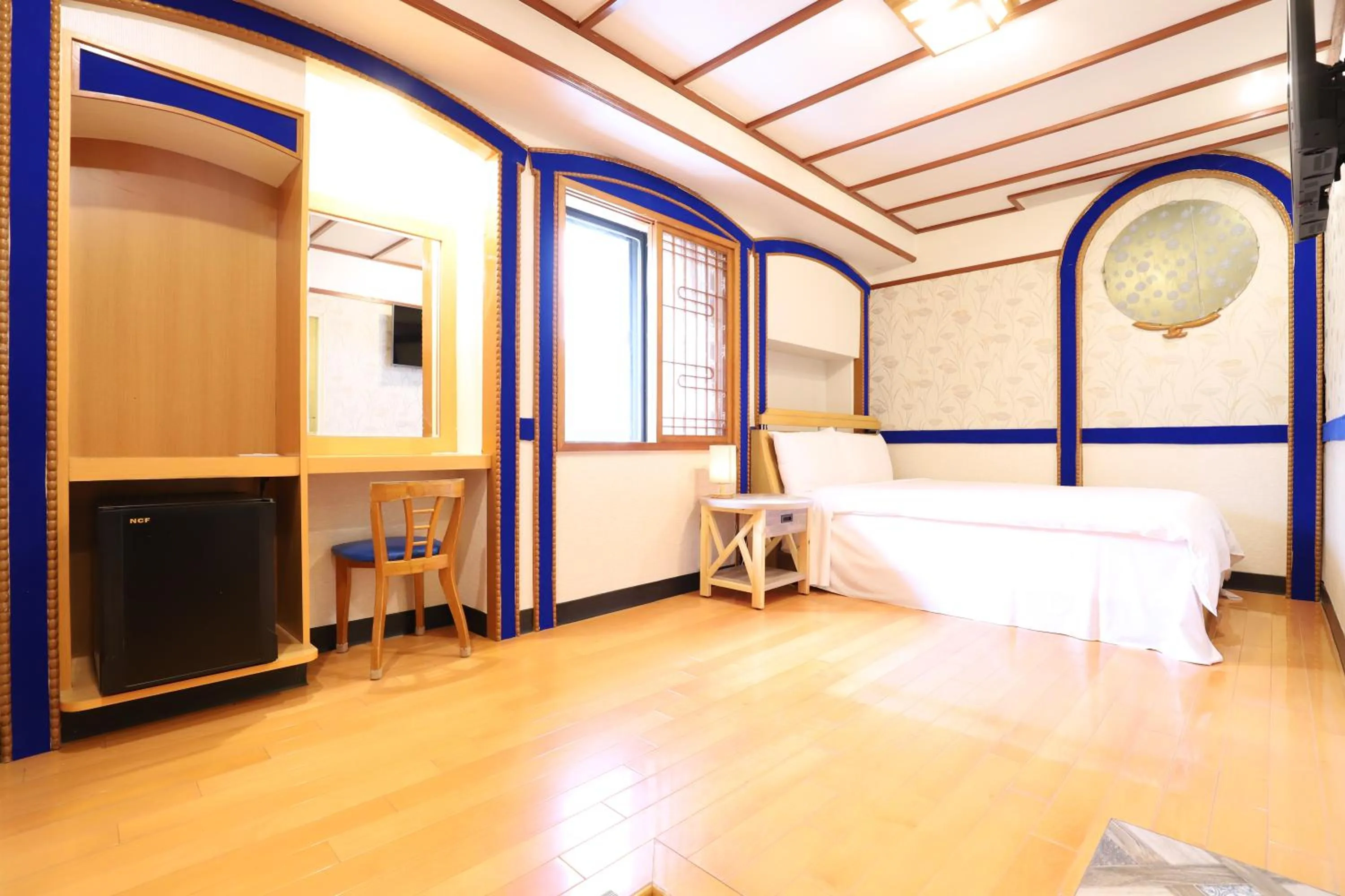 Photo of the whole room, Bed in Phoenix Pavilion Hot Spring Hotel