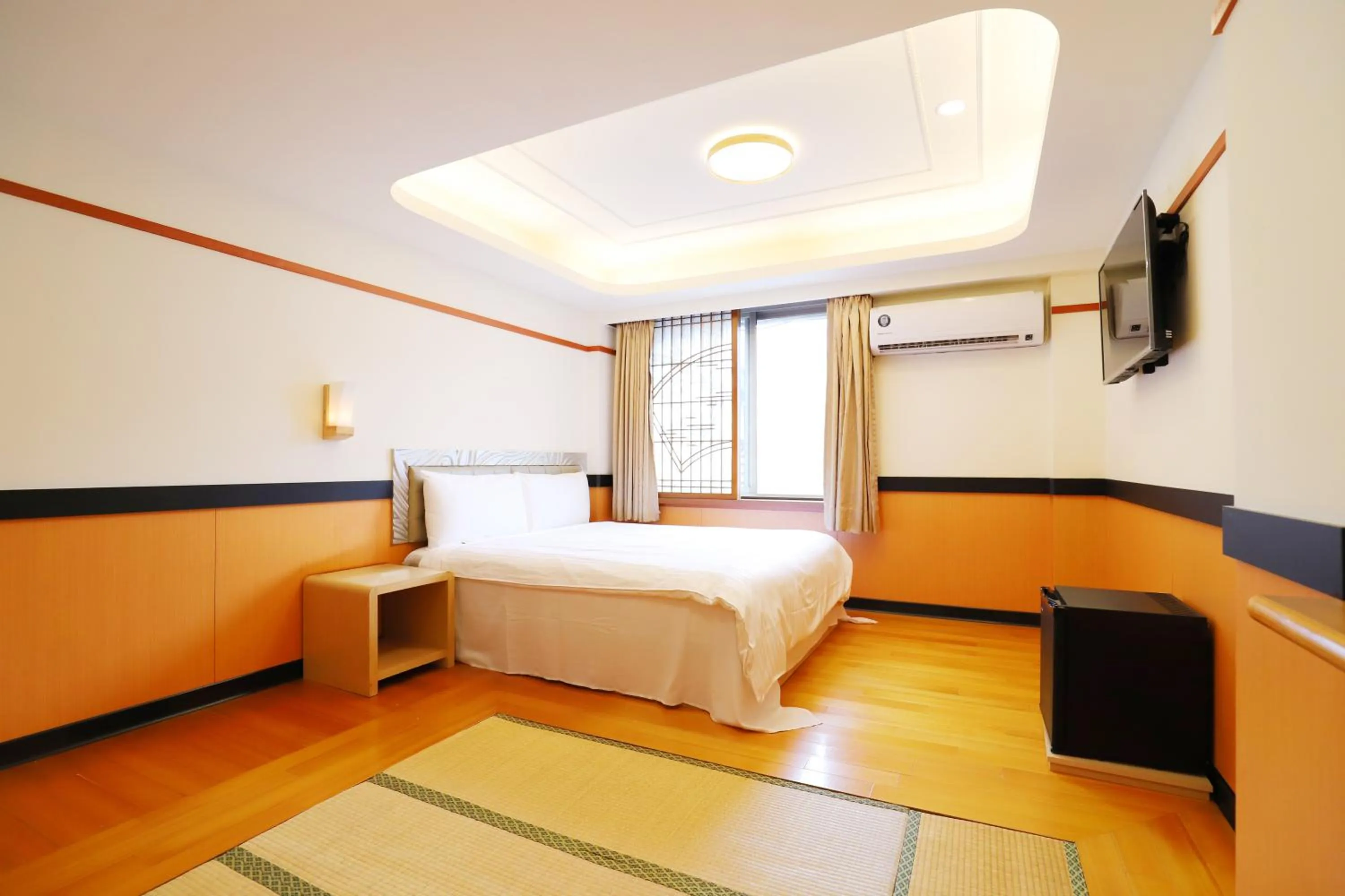 Photo of the whole room, Bed in Phoenix Pavilion Hot Spring Hotel