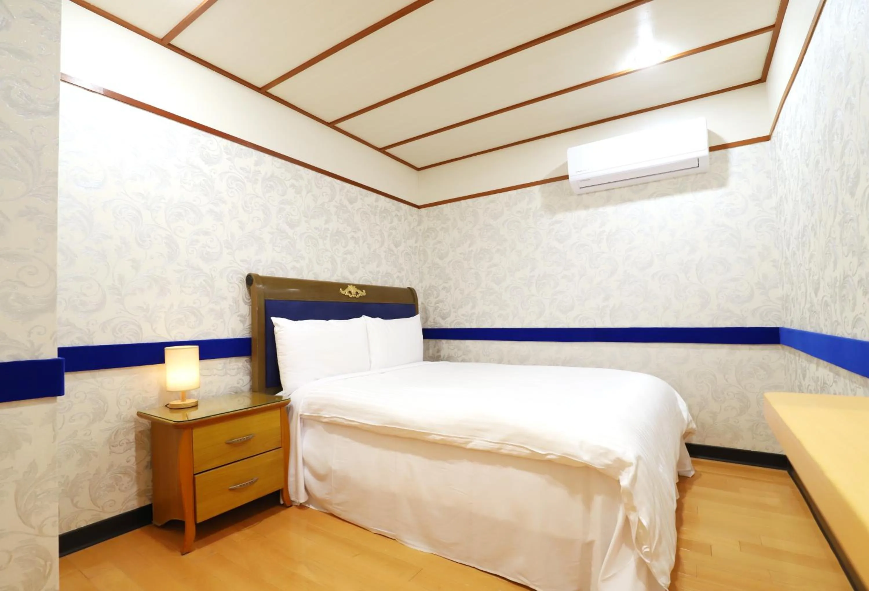 room service, Bed in Phoenix Pavilion Hot Spring Hotel