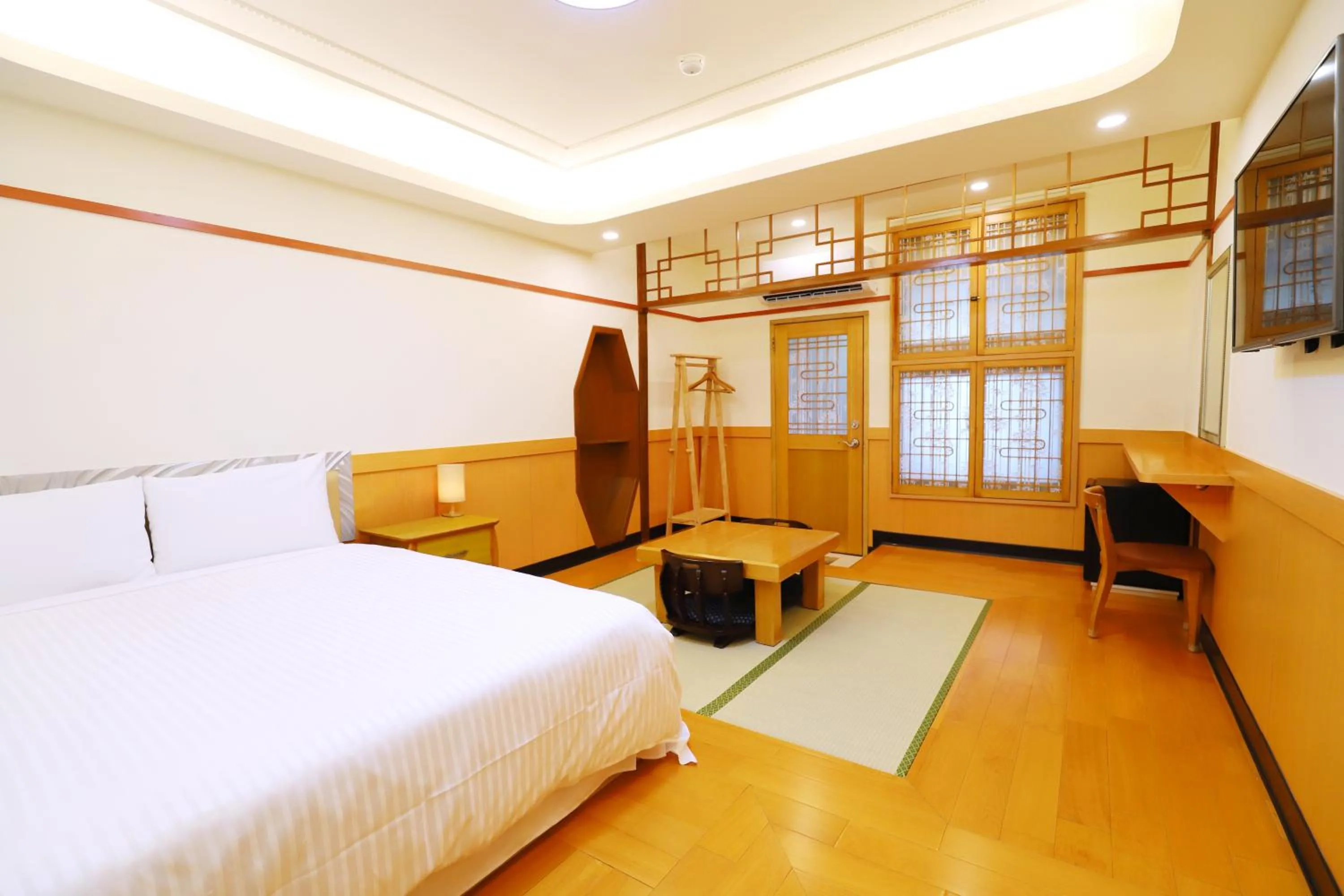 Photo of the whole room, Bed in Phoenix Pavilion Hot Spring Hotel