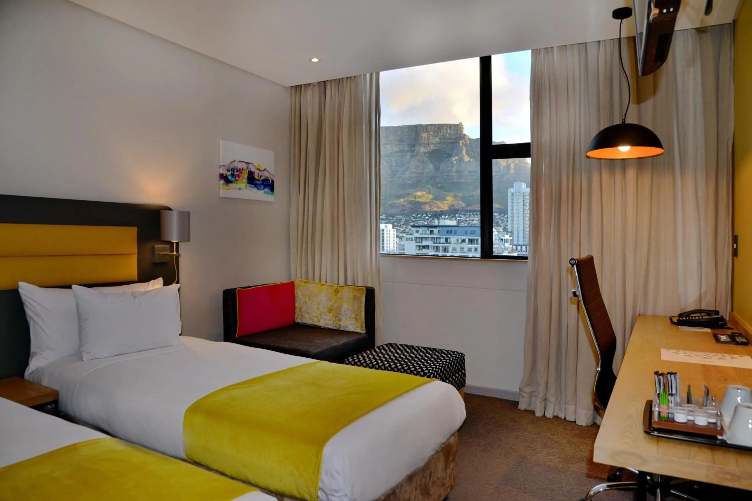 Mountain view, Bed in Cresta Grande Cape Town