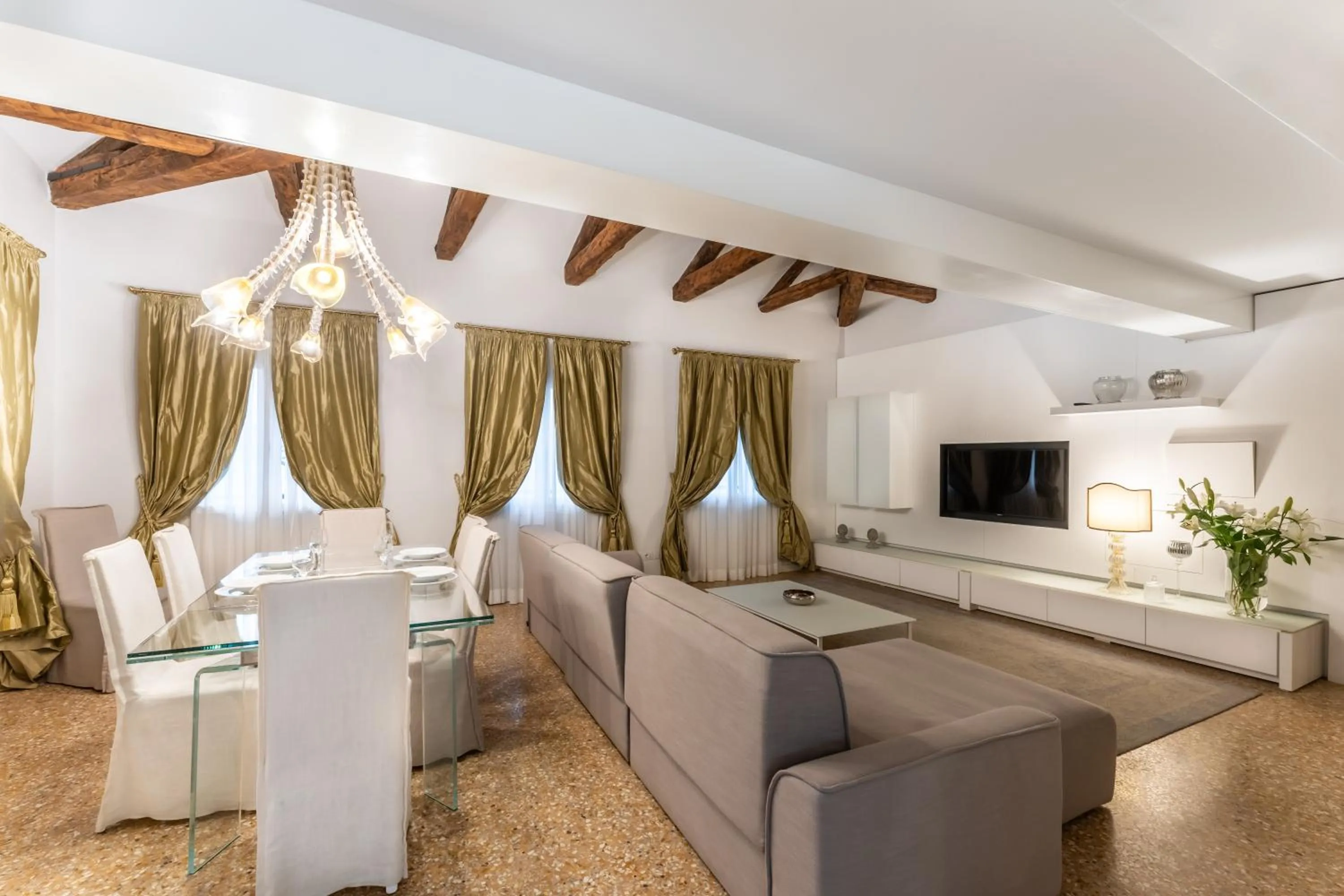 Communal lounge/ TV room in San Teodoro Palace - Luxury Apartments