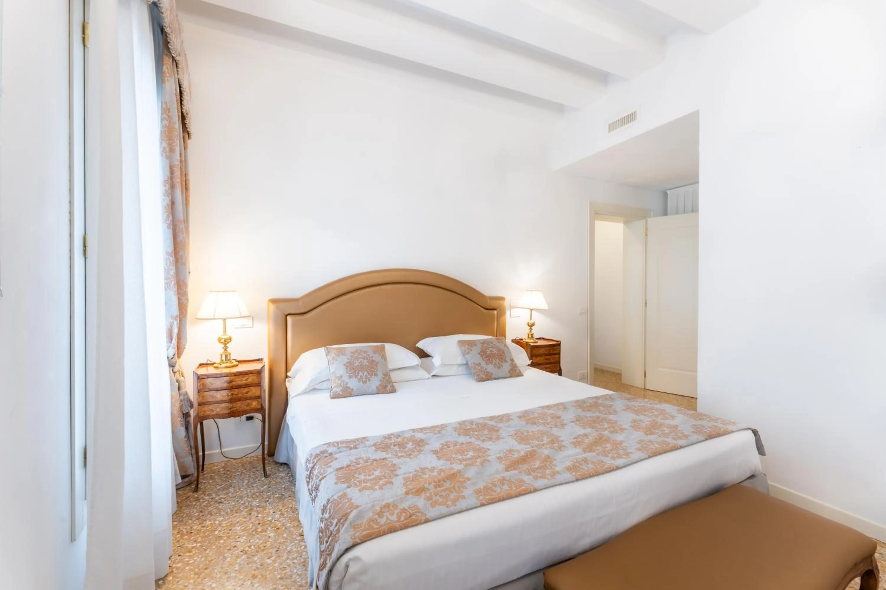 Photo of the whole room, Bed in San Teodoro Palace - Luxury Apartments