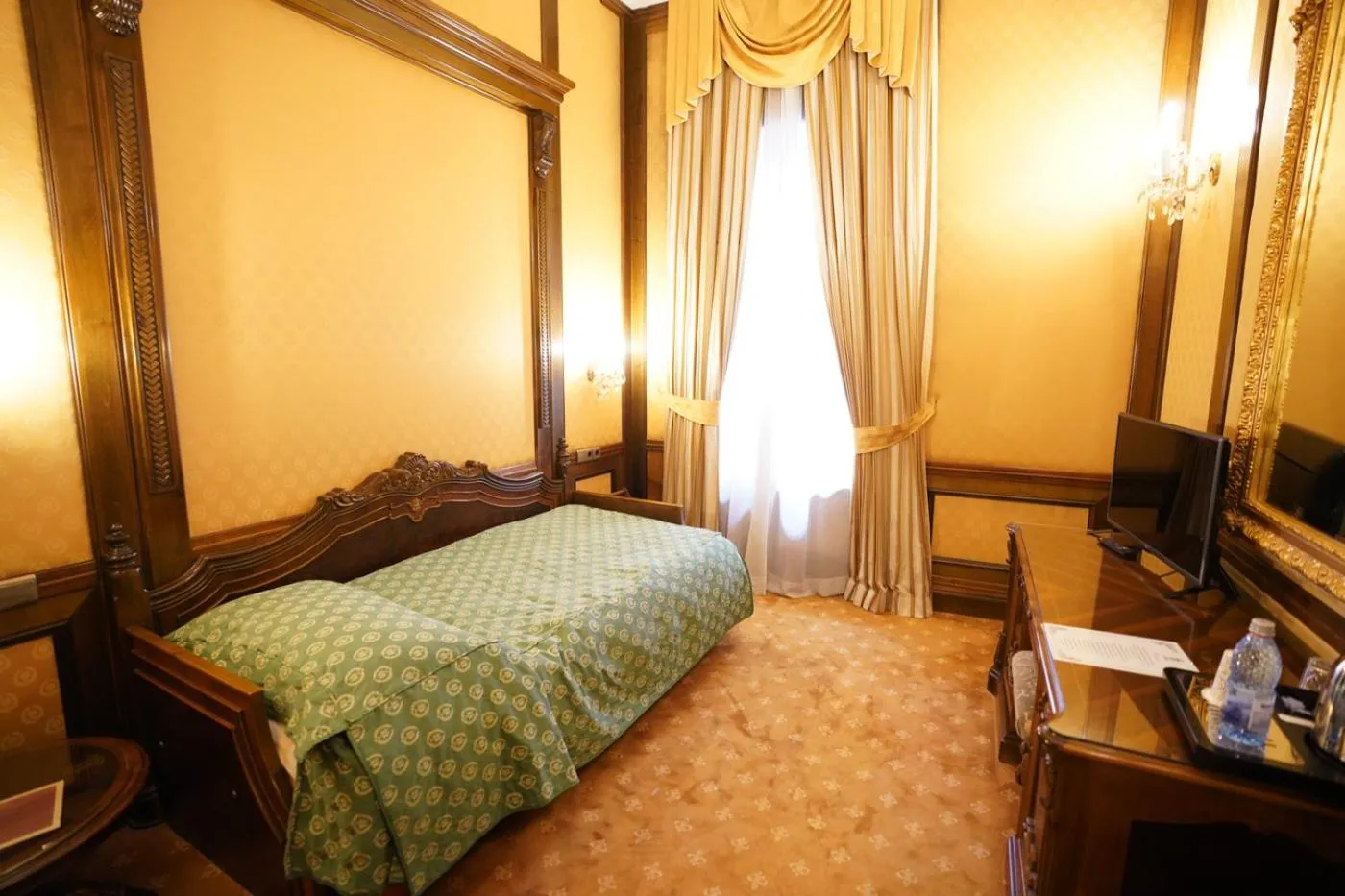 Bed in Hotel Casa Capsa