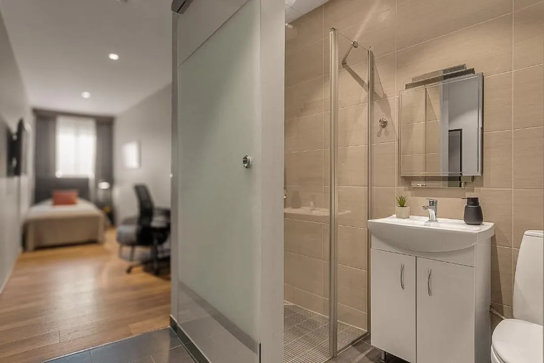 Toilet, Bed in Hotel Muli