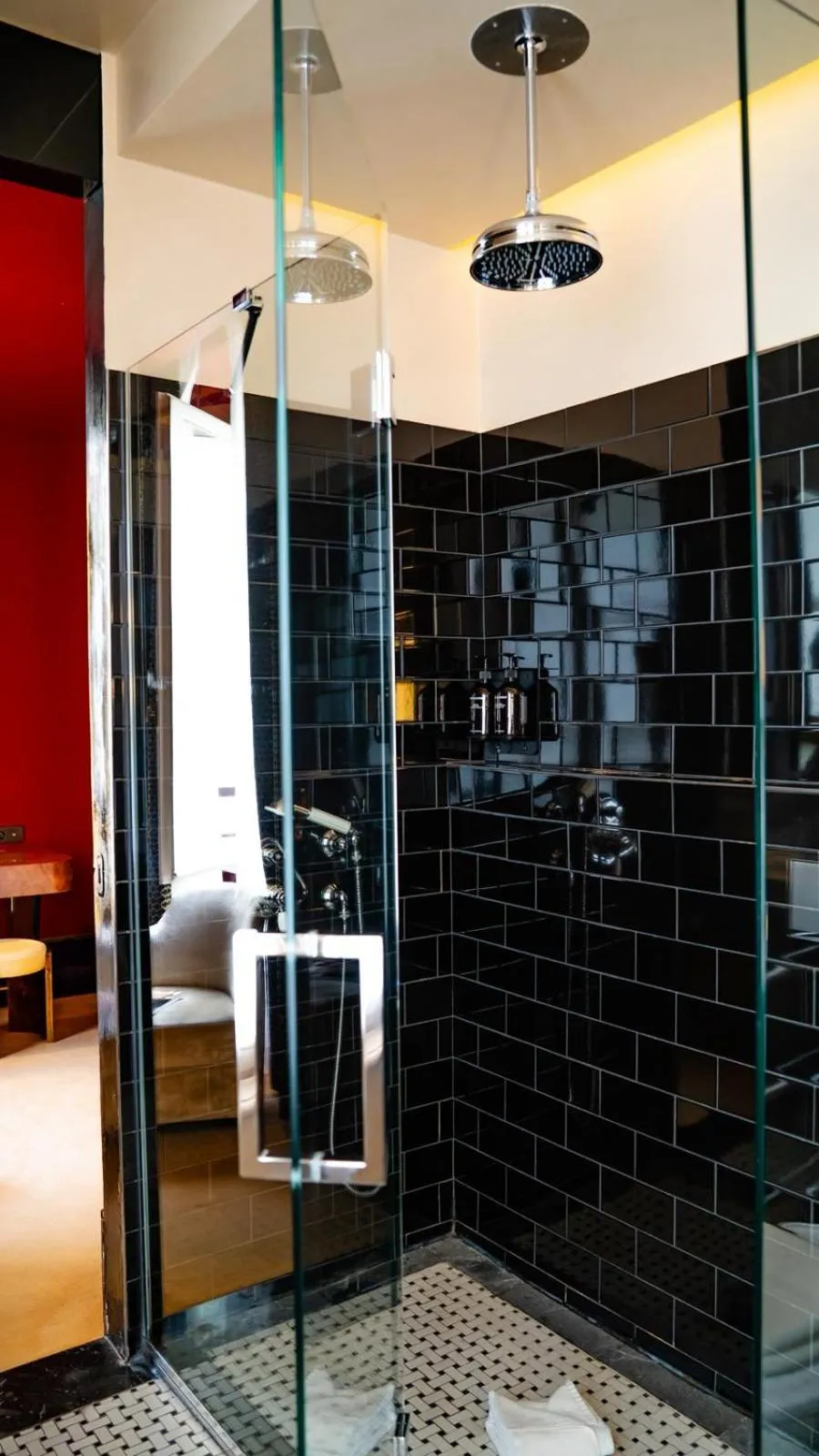 Shower in Hôtel Saint-Marc