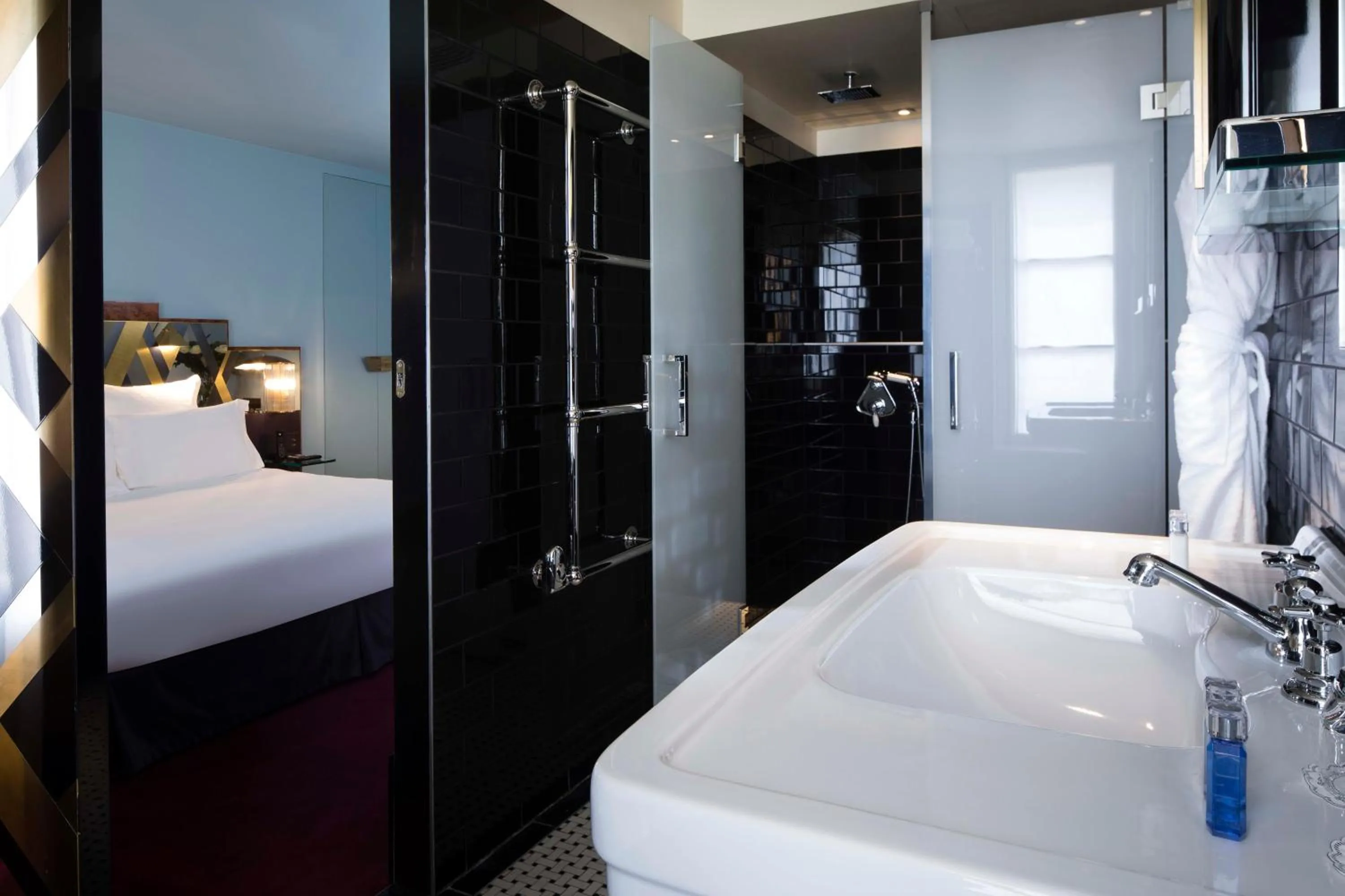 Bedroom, Bed in Hôtel Saint-Marc