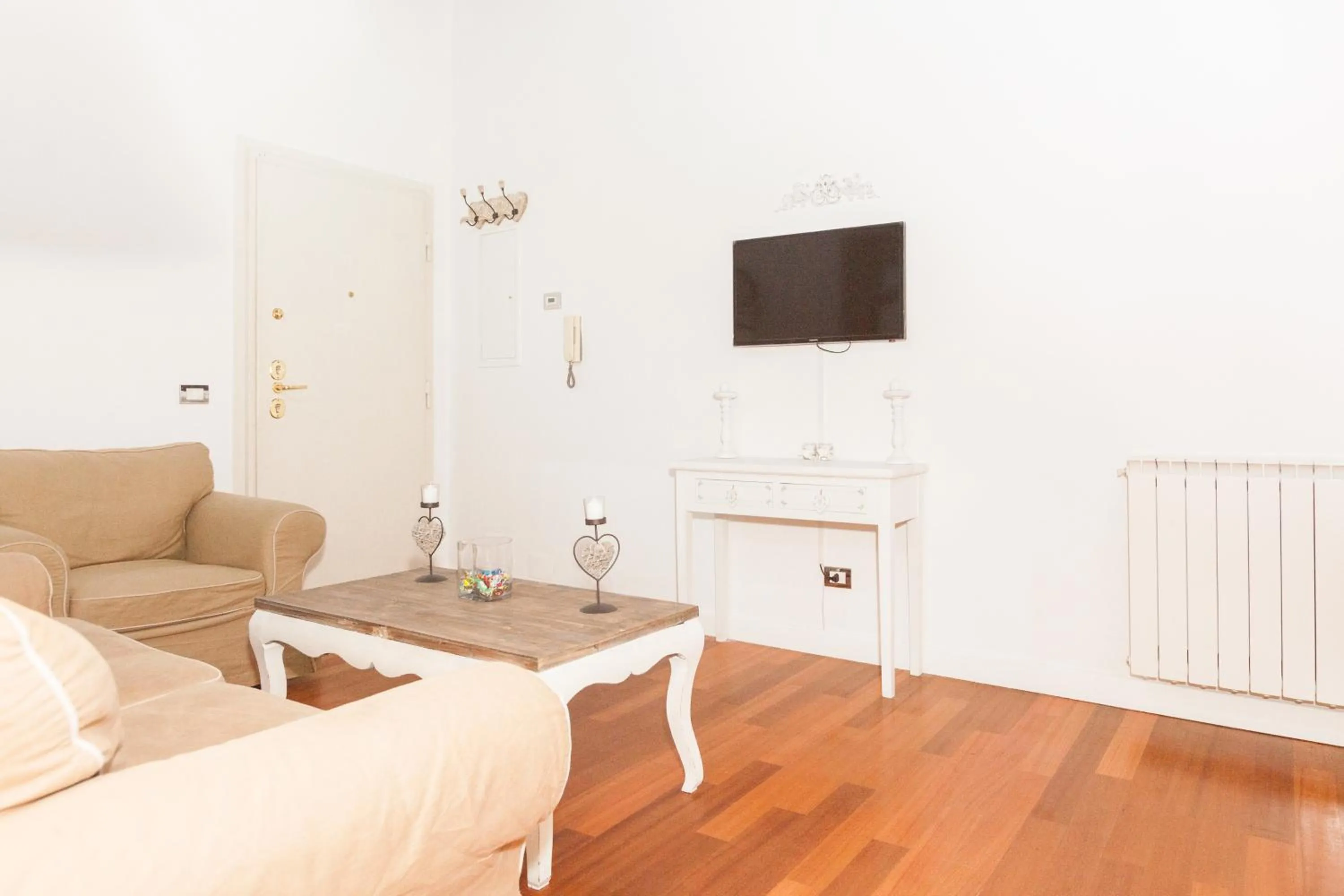 Communal lounge/ TV room in La Maison de la vie