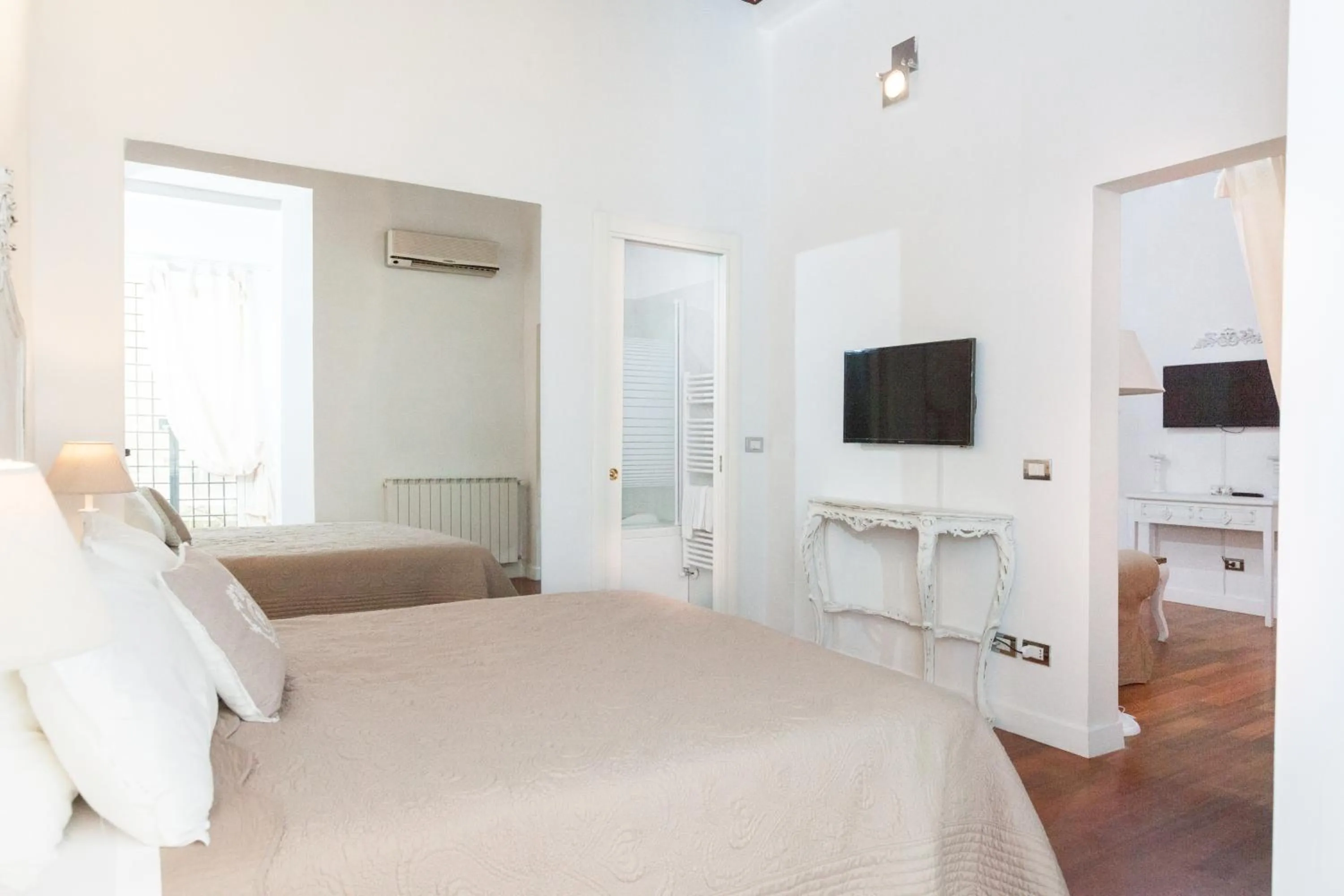 Photo of the whole room, Bed in La Maison de la vie