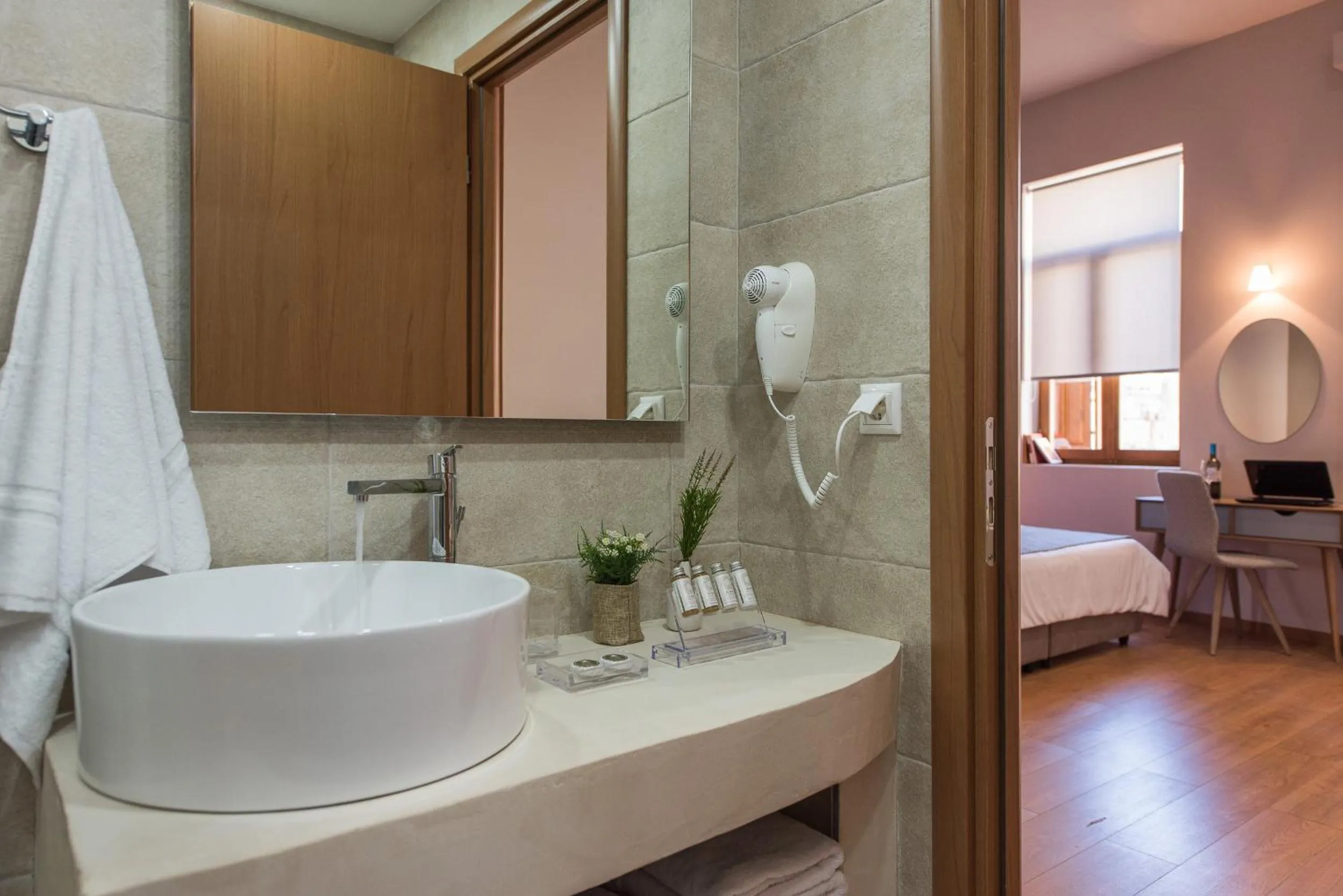Bathroom, Bed in Bluebell Luxury Suites