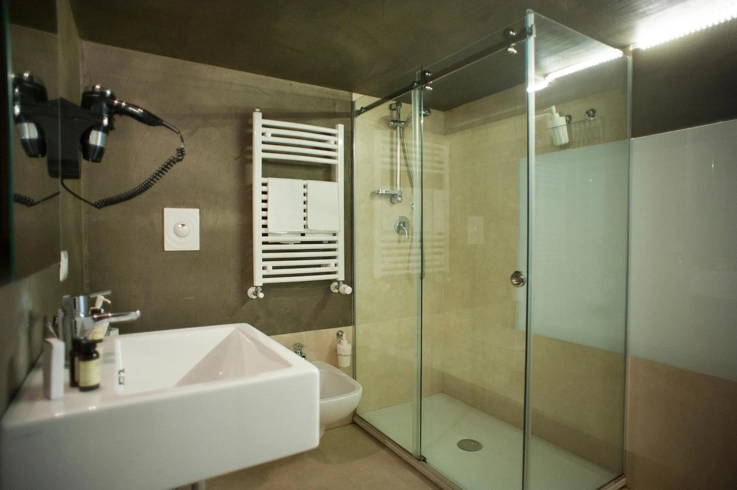 Shower in Belledonne Suite & Gallery