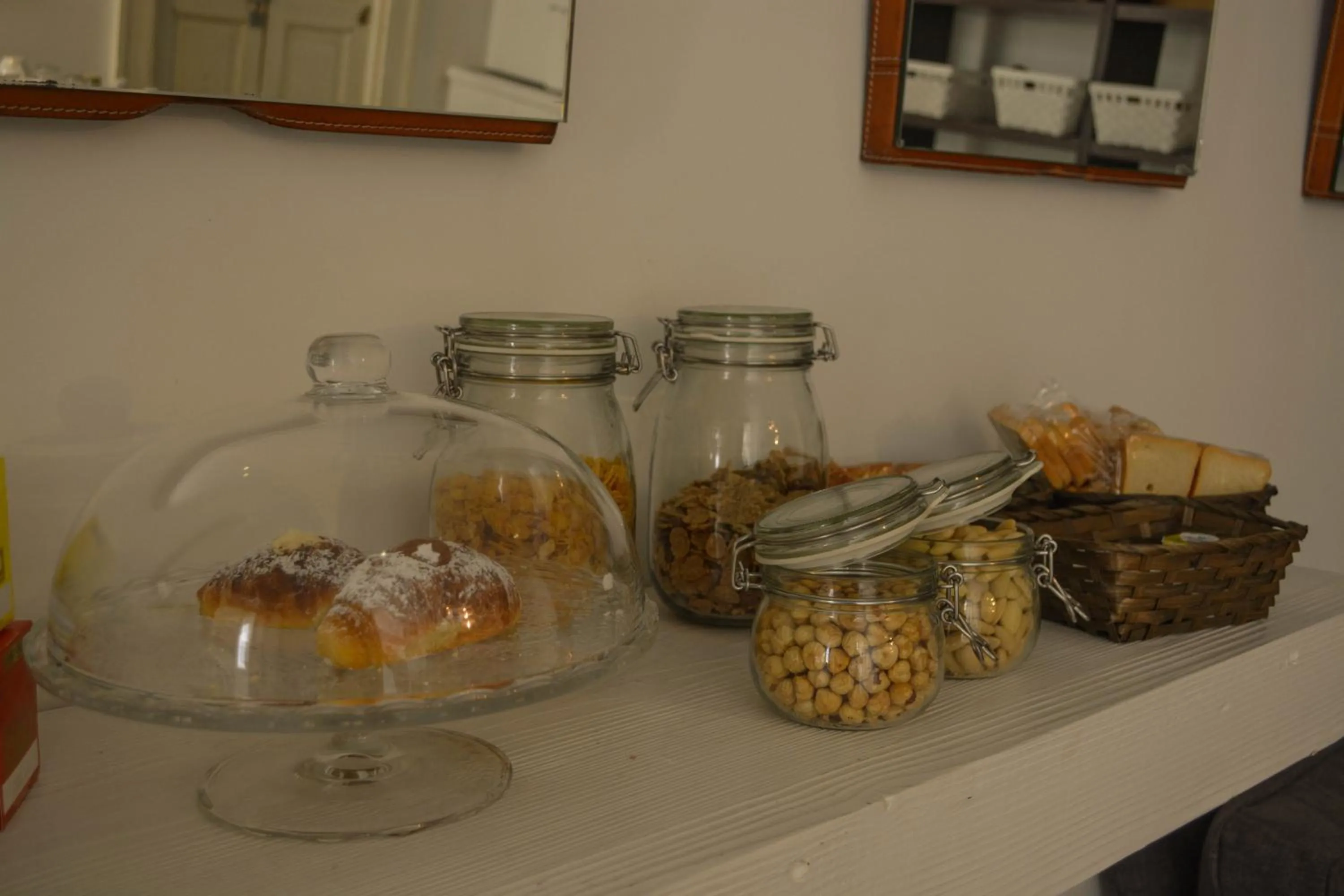 Breakfast in Belledonne Suite & Gallery