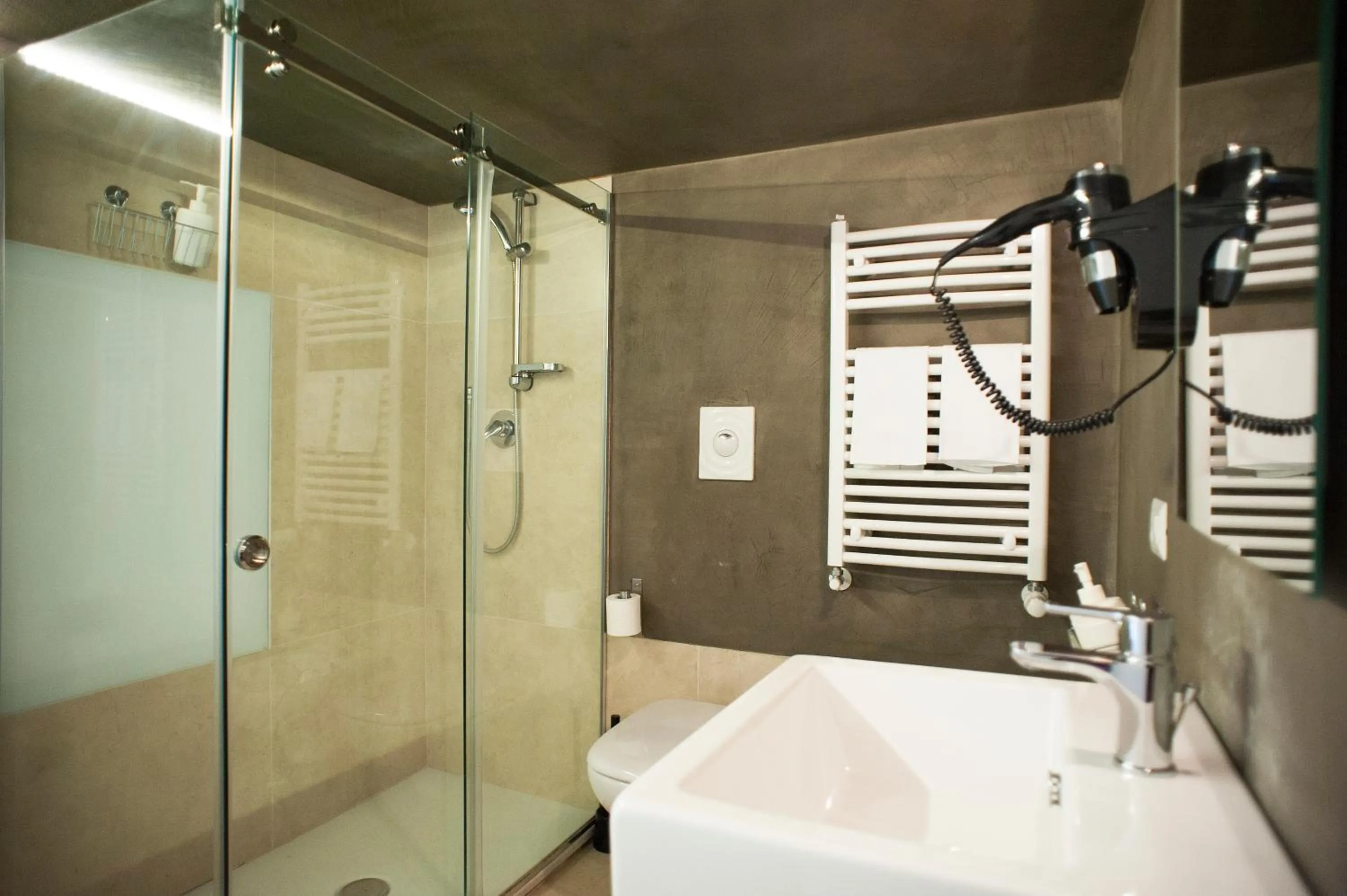 Shower in Belledonne Suite & Gallery