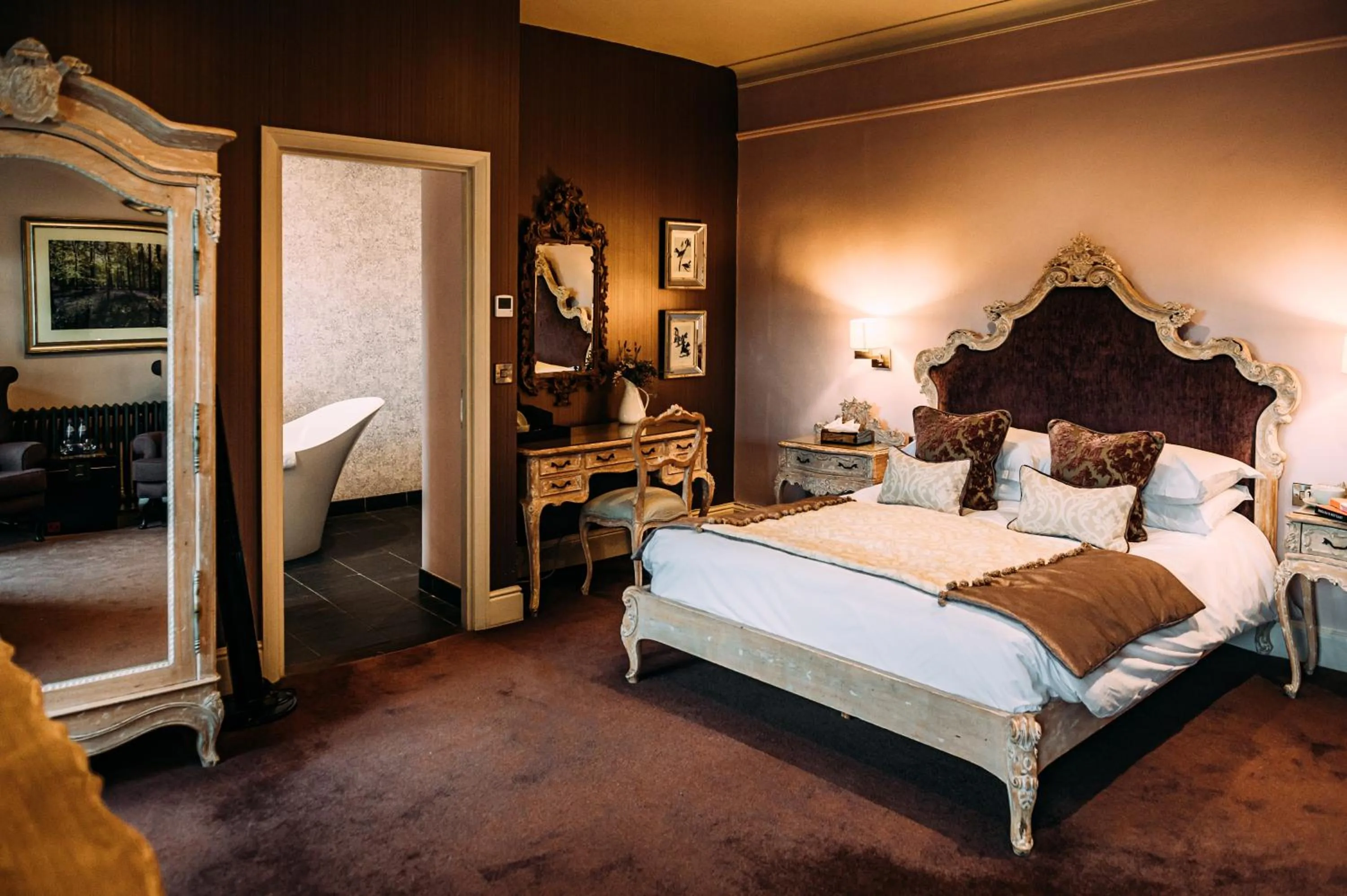 Photo of the whole room, Bed in The Royal Hotel