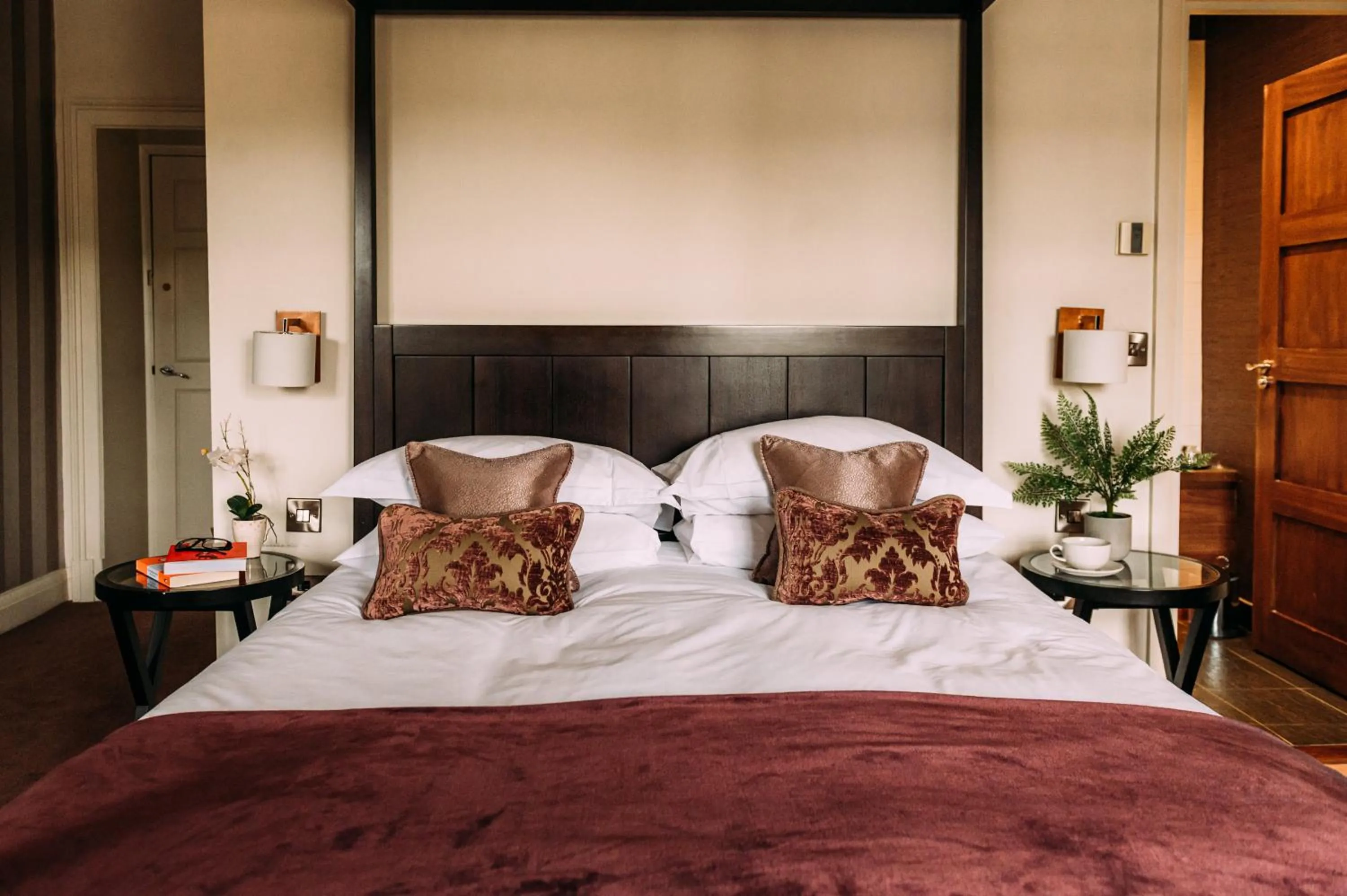 View (from property/room), Bed in The Royal Hotel