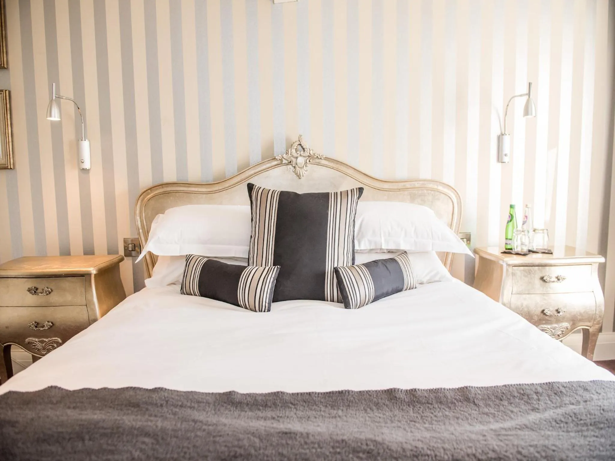 Bedroom, Bed in The Royal Hotel