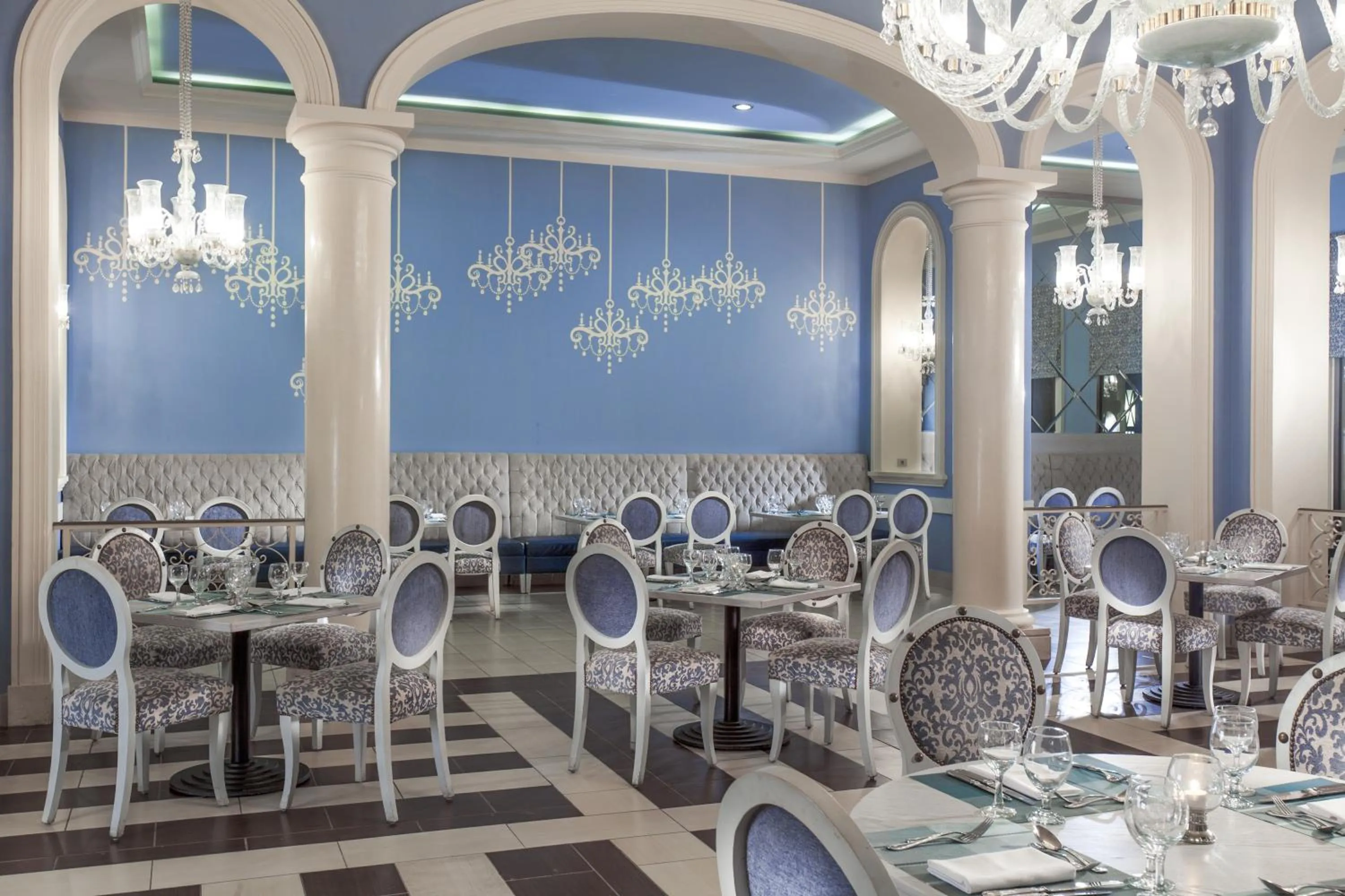 Restaurant/places to eat in JAZ Aquamarine