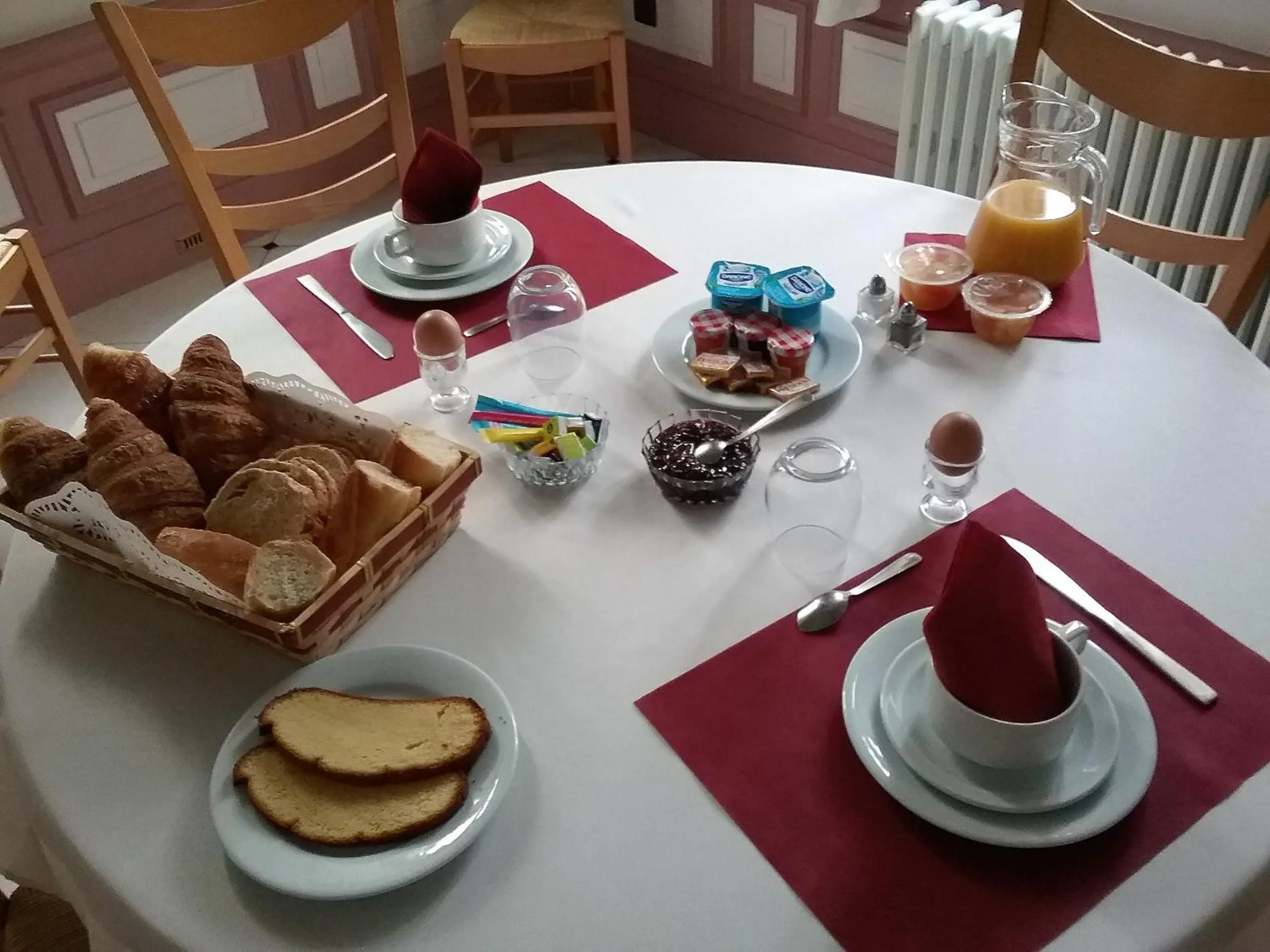 Continental breakfast in Château des marronniers