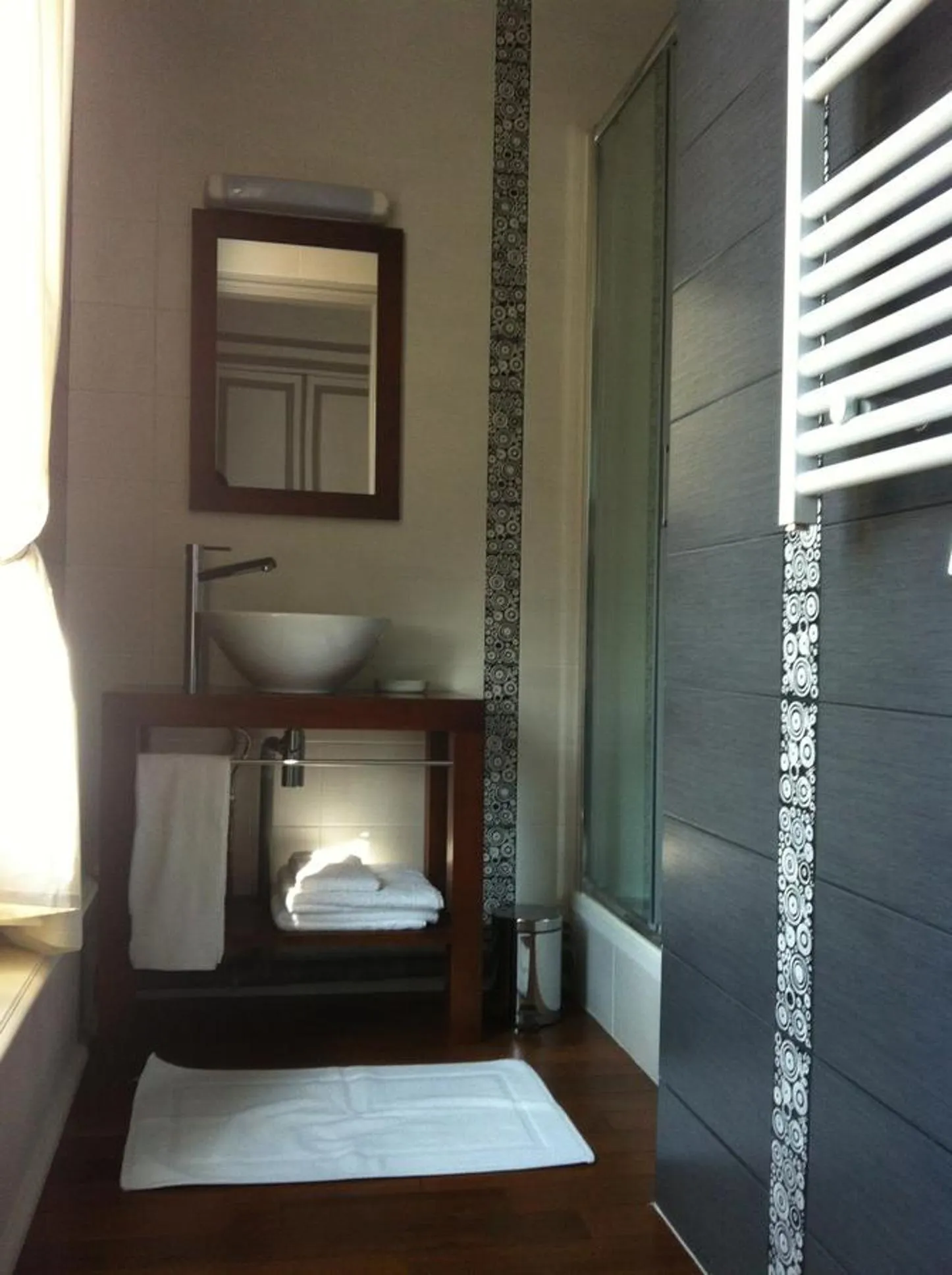 Shower in Château des marronniers