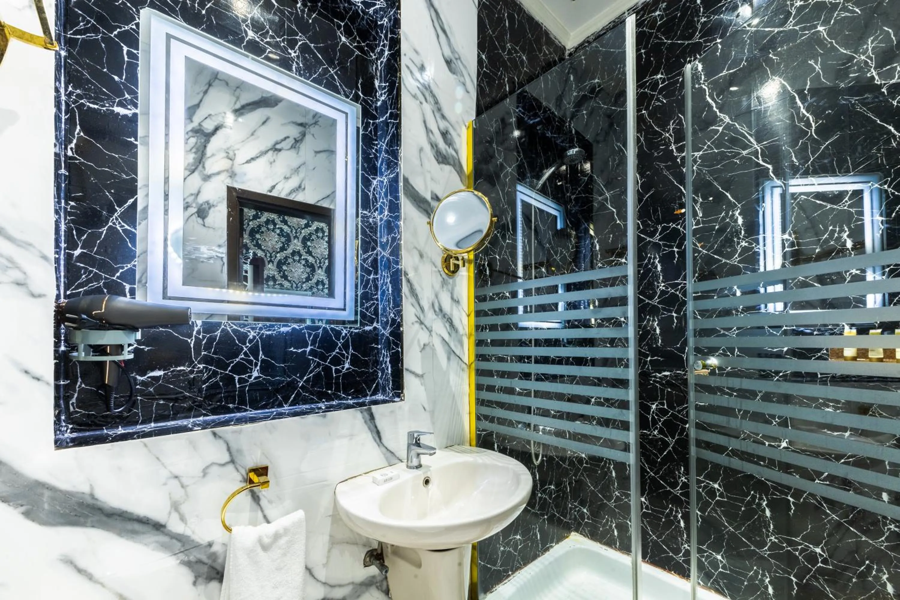 Bathroom in Cairo Inn