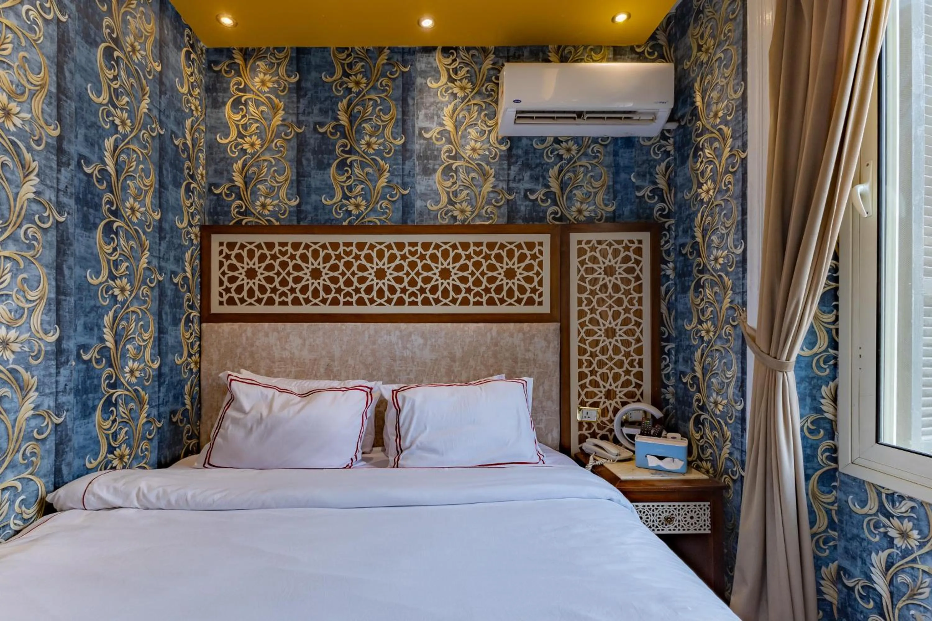 Photo of the whole room, Bed in Cairo Inn