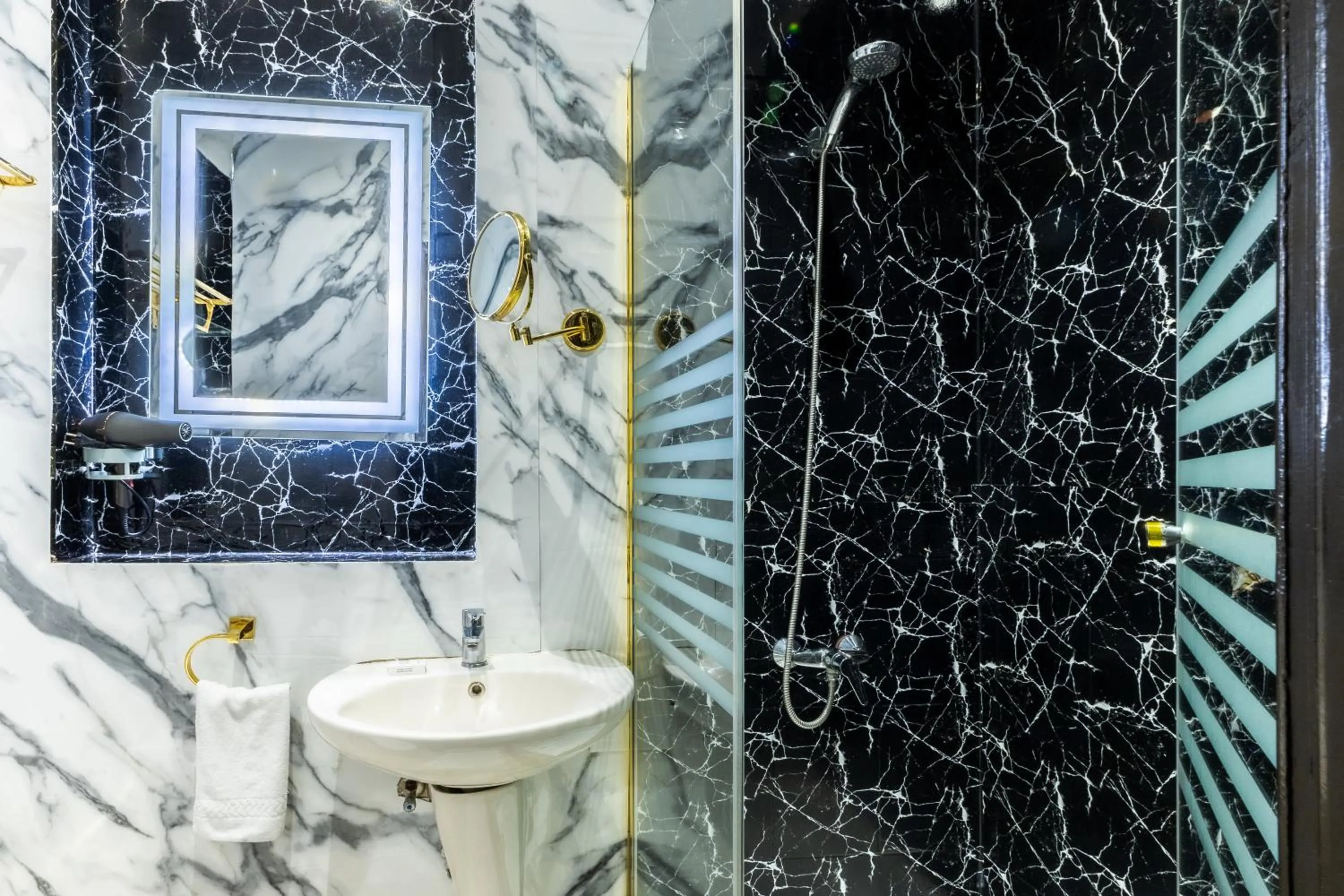 Bathroom in Cairo Inn