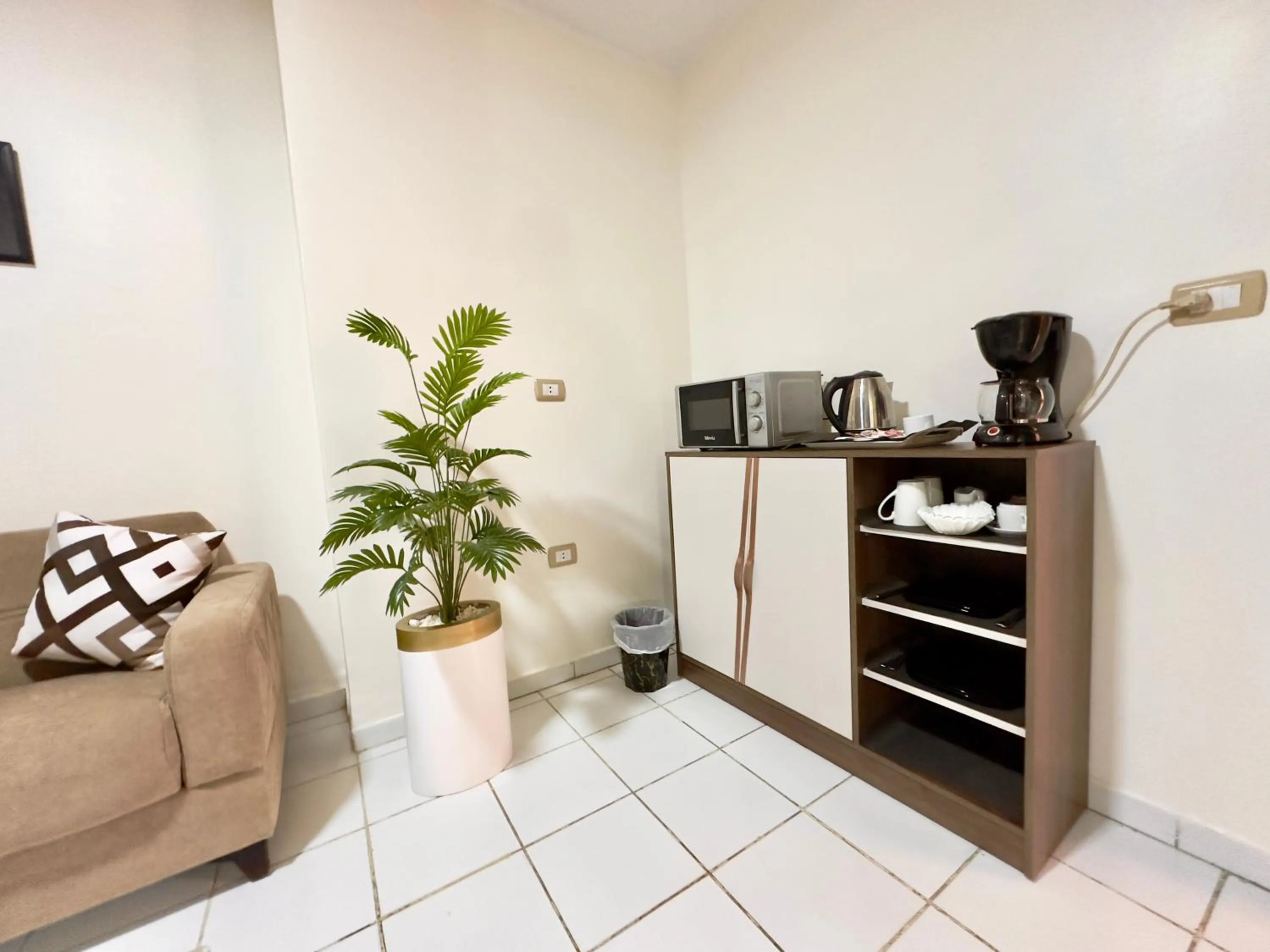 Coffee/tea facilities in Gaddis Hotel, Suites and Apartments