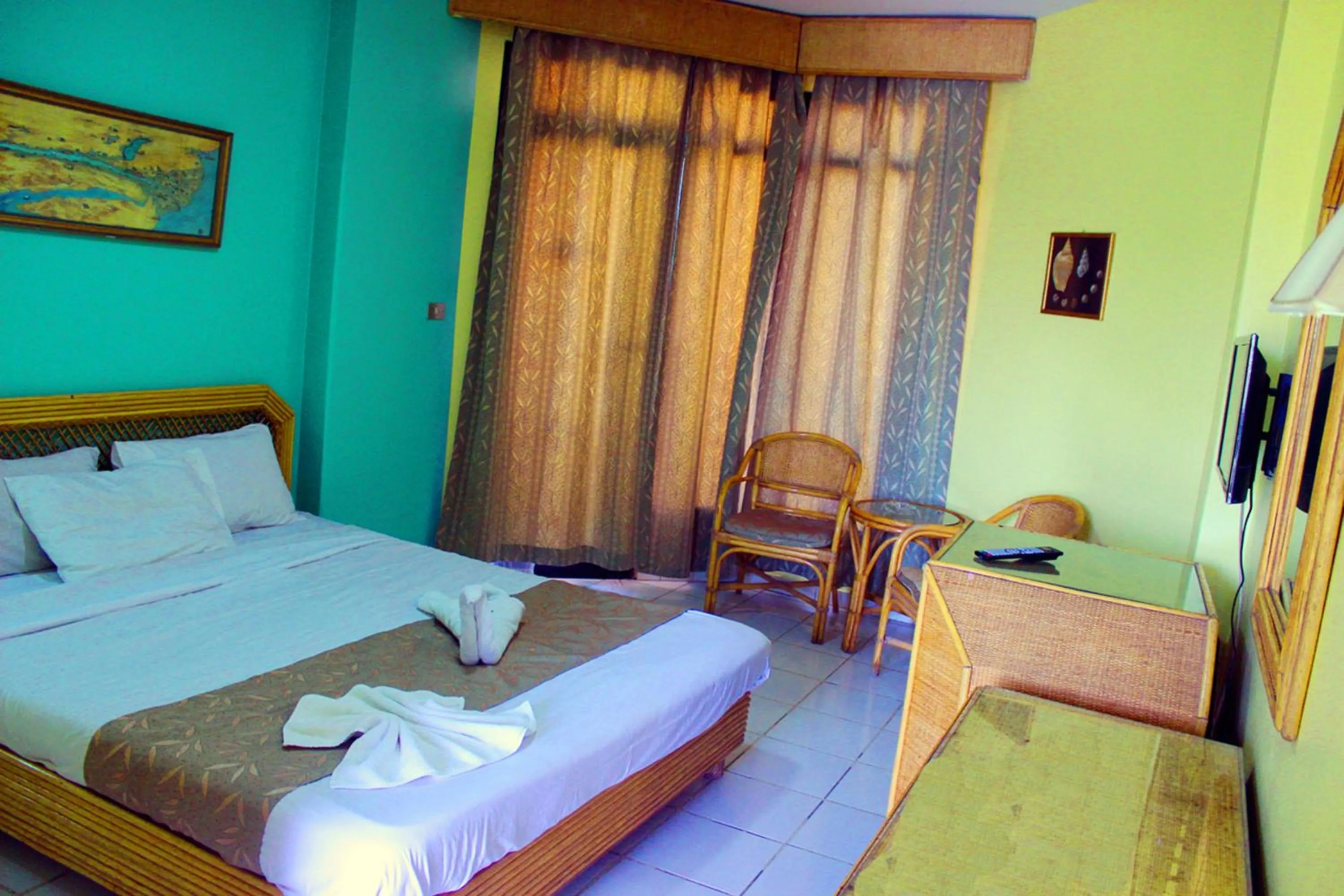Bed in Gaddis Hotel, Suites and Apartments