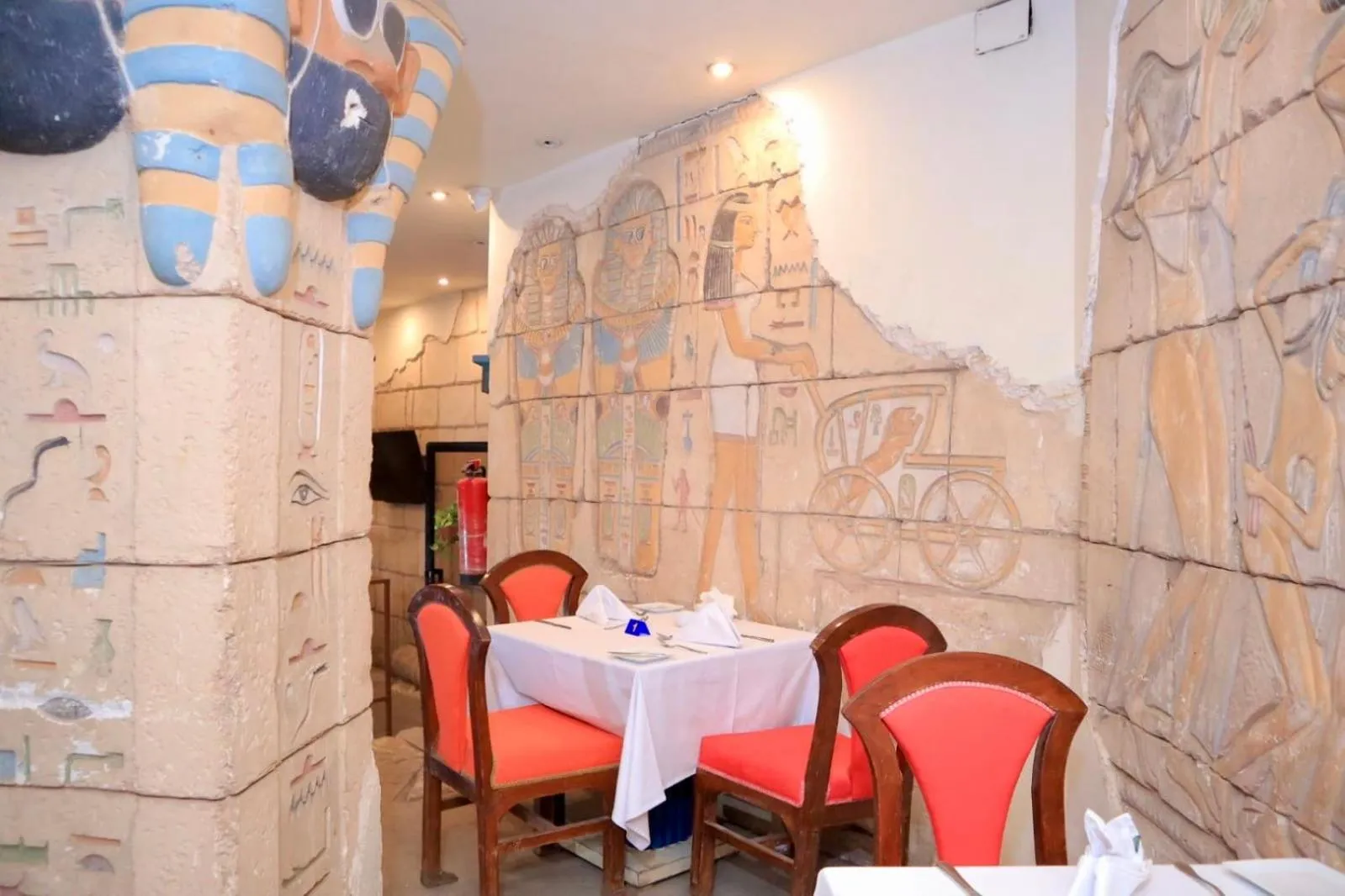 Restaurant/places to eat in Gaddis Hotel, Suites and Apartments