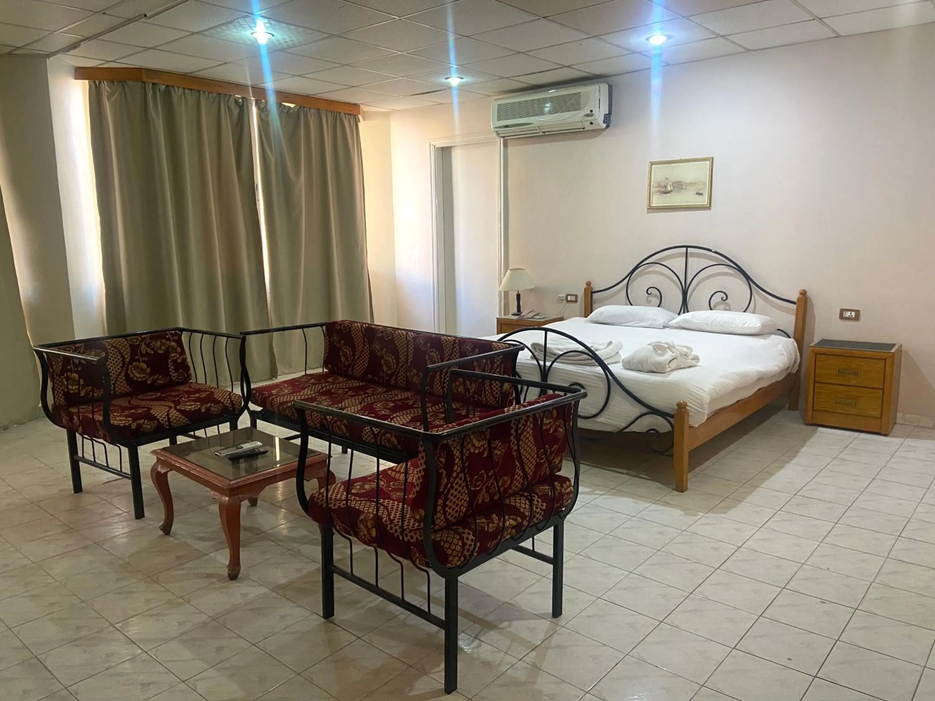 Bed in Gaddis Hotel, Suites and Apartments