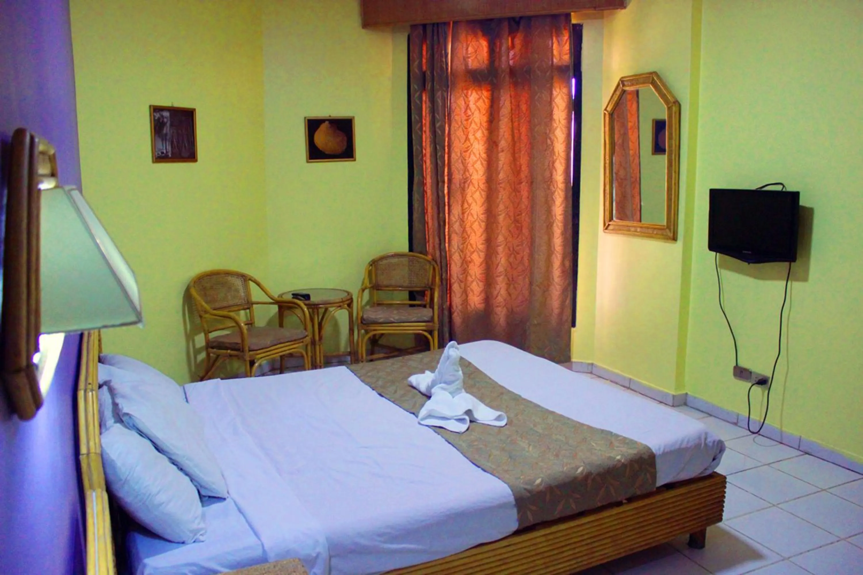 Bed in Gaddis Hotel, Suites and Apartments