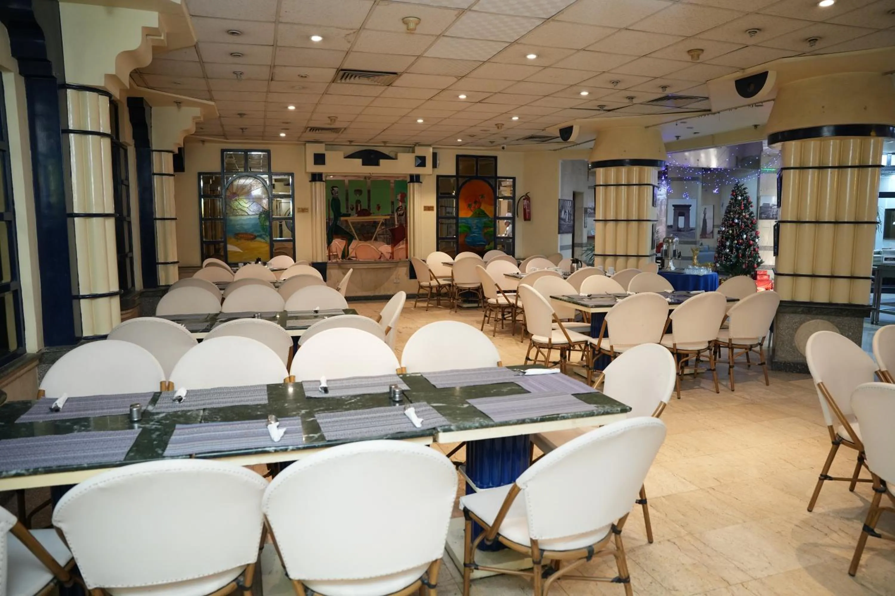 Restaurant/places to eat in Gaddis Hotel, Suites and Apartments