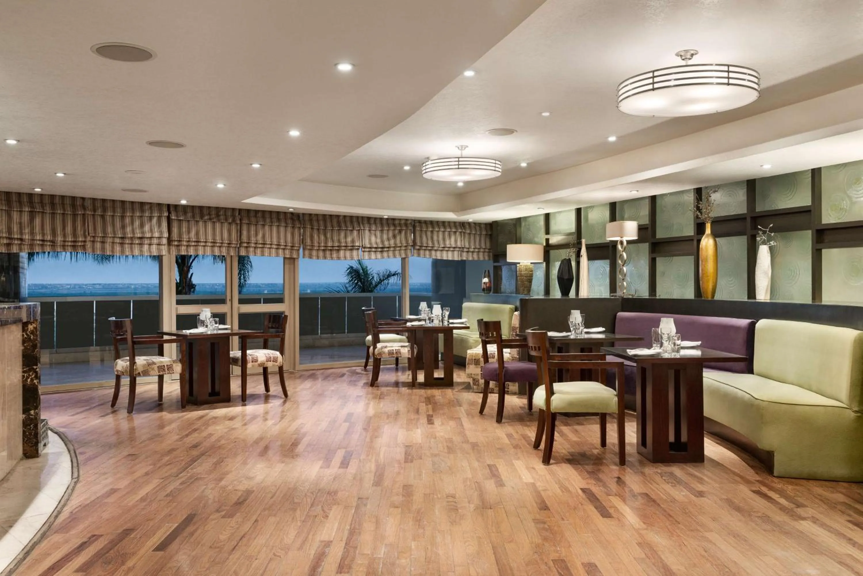 Restaurant/places to eat in Radisson Blu Hotel & Convention Center, Alexandria