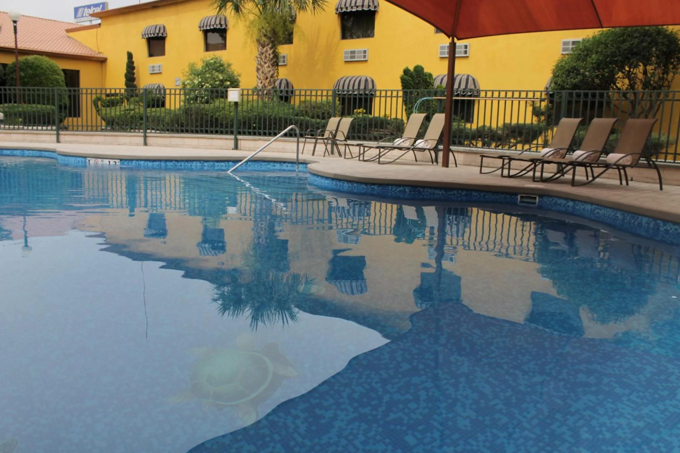 Swimming pool in Holiday Inn Express Chihuahua by IHG