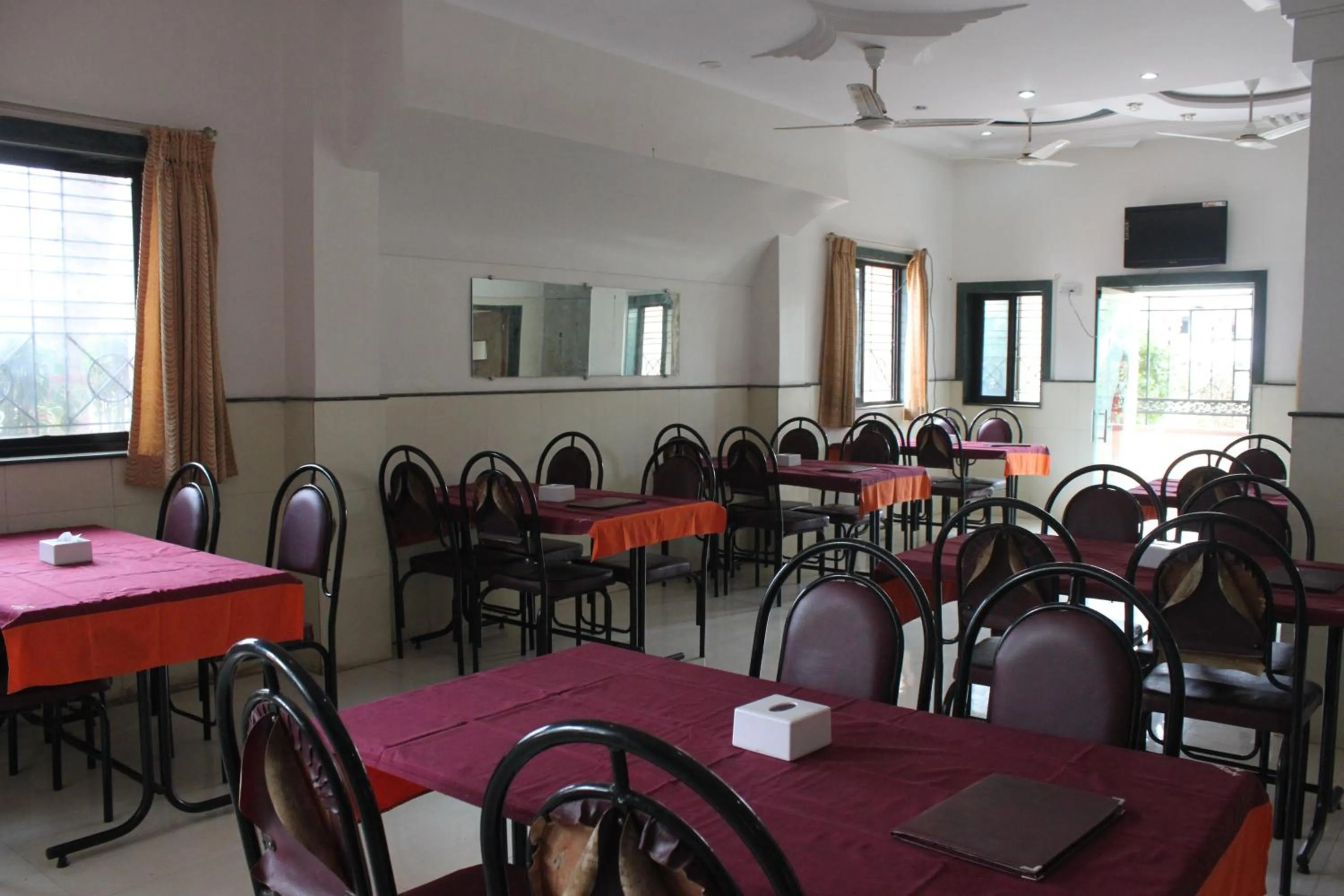 Restaurant/places to eat in Hotel Jeet Paradise