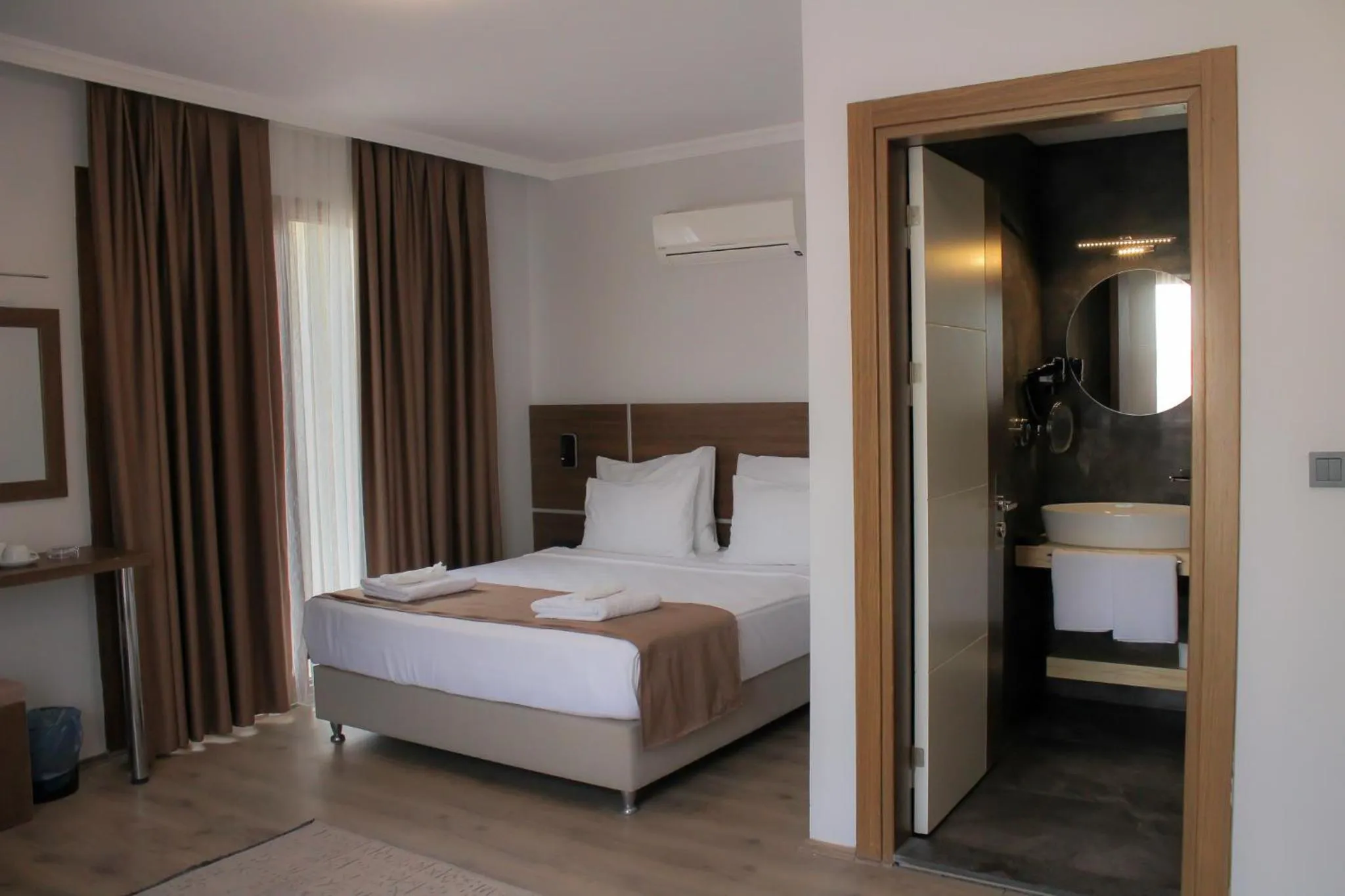 Photo of the whole room, Bed in Gulluk Life Hotel
