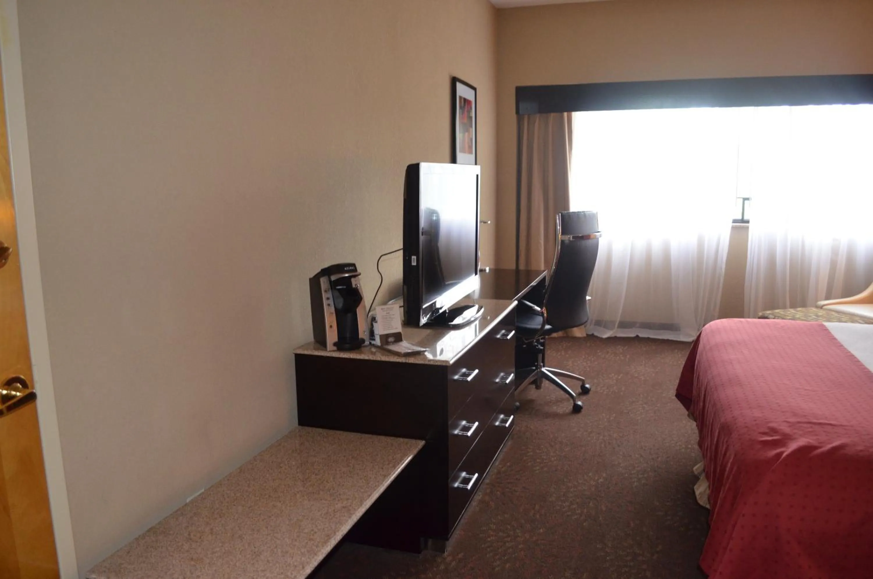 TV and multimedia, TV/Entertainment Center in Liyo Inn