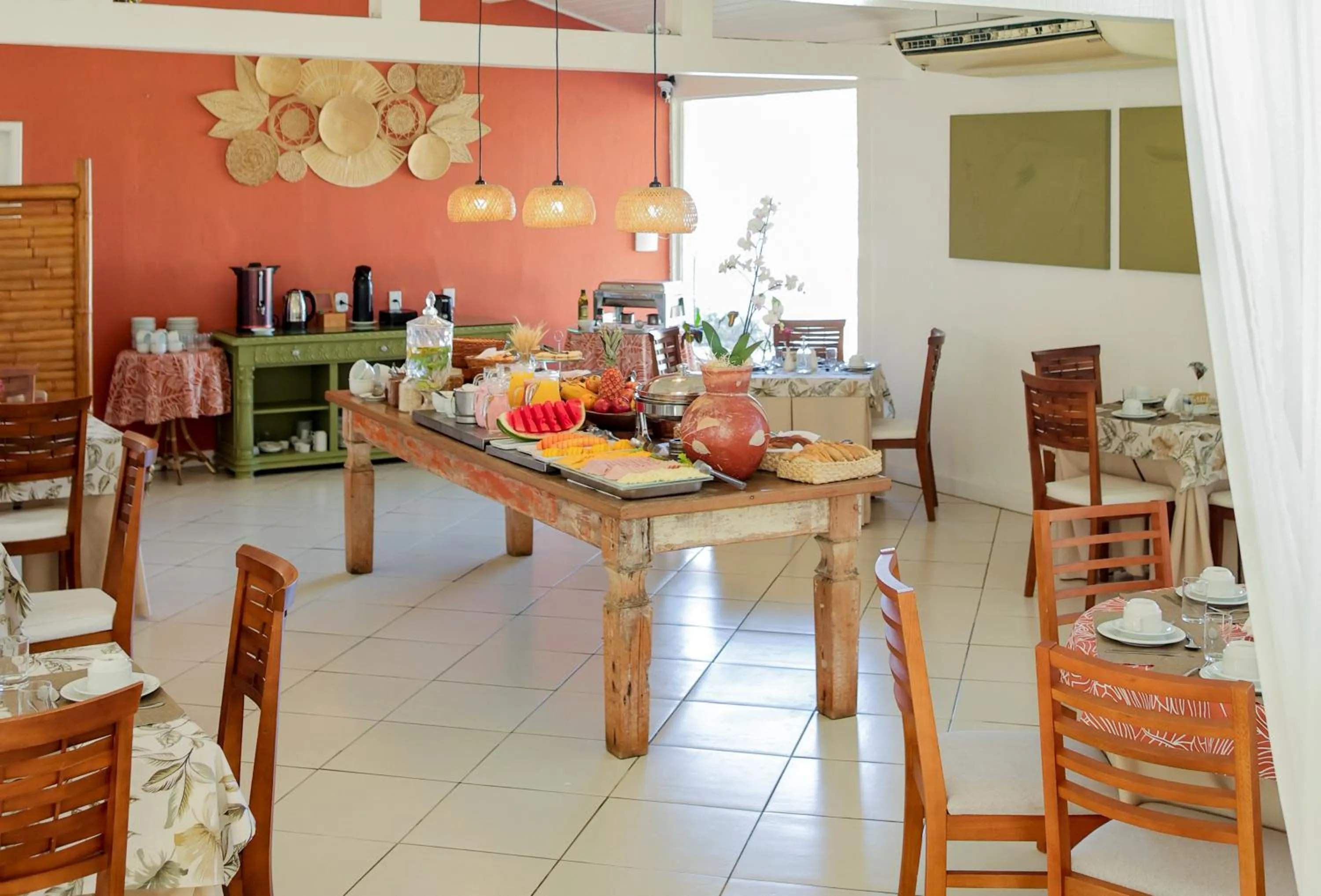 Dining area in Pousada Bucaneiro