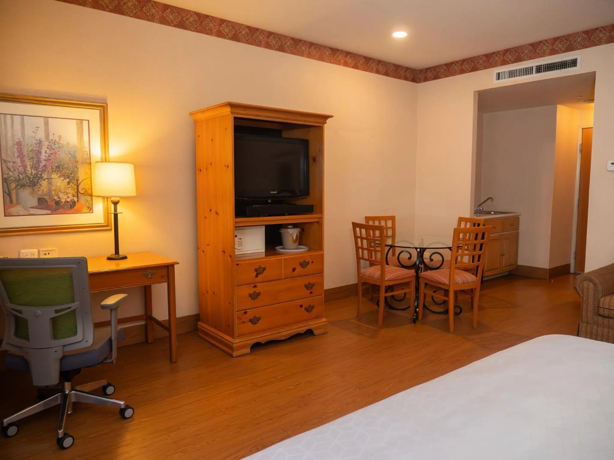 Photo of the whole room, Bed in Holiday Inn Express Silao-Aeropuerto Bajio by IHG