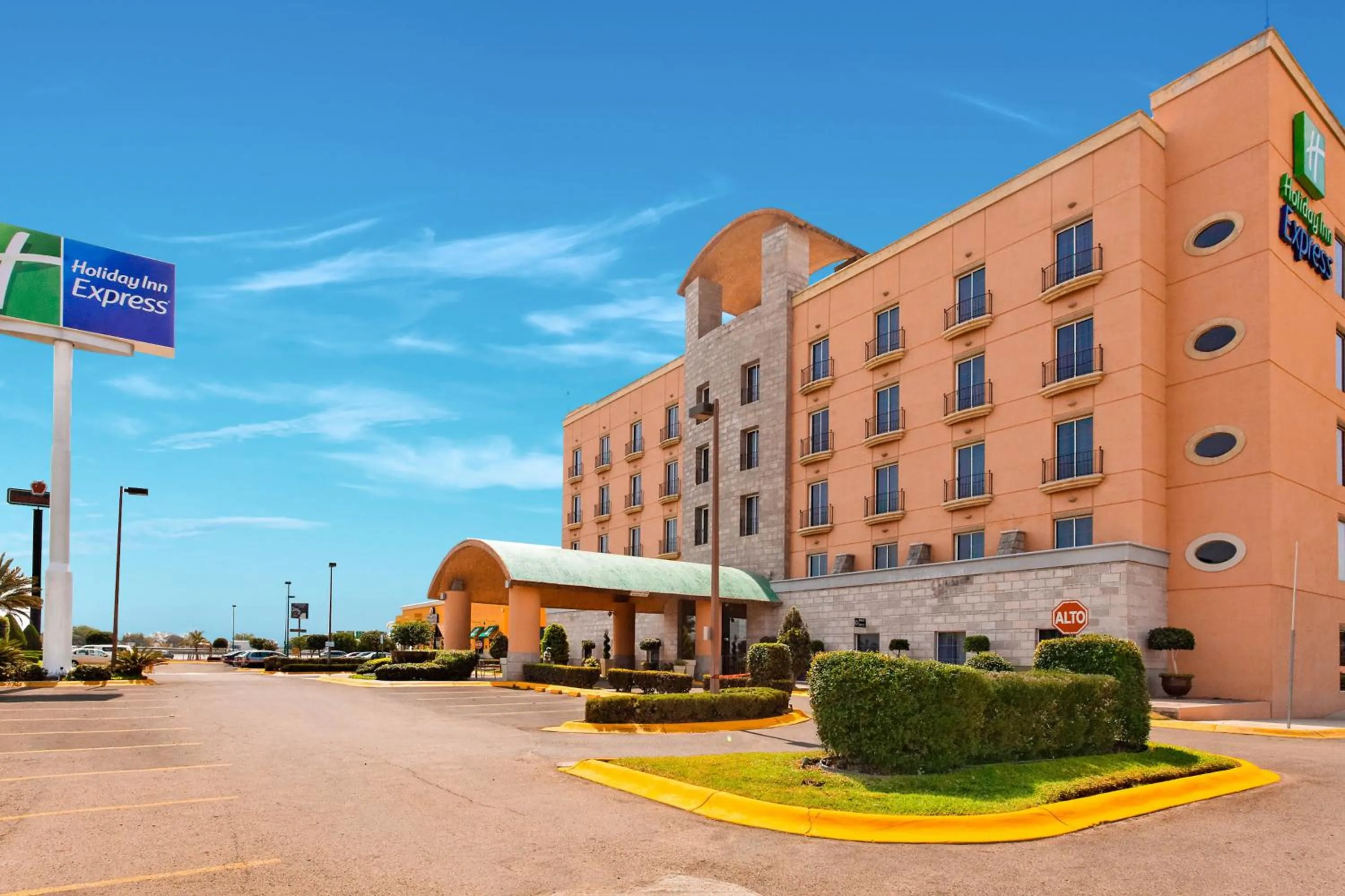Property building in Holiday Inn Express Silao-Aeropuerto Bajio by IHG