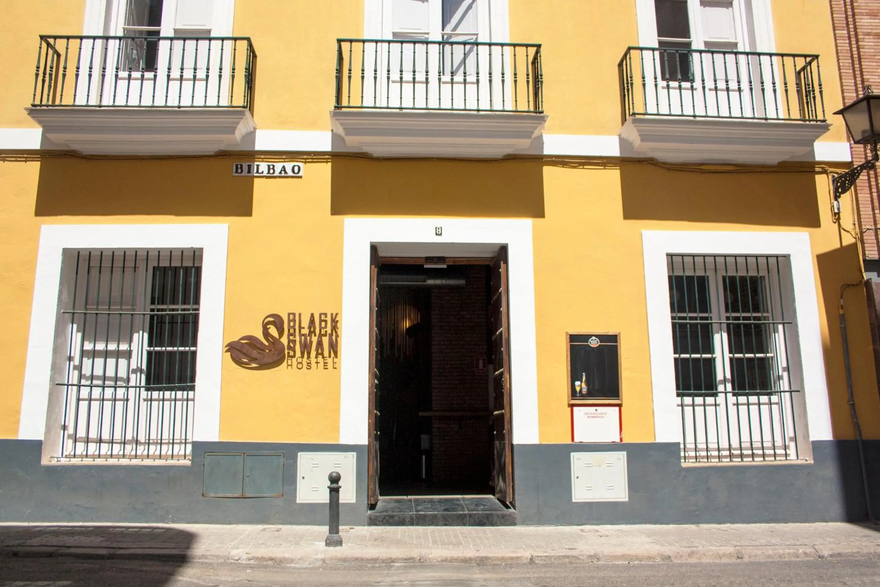 Facade/entrance in Black Swan Hostel Sevilla