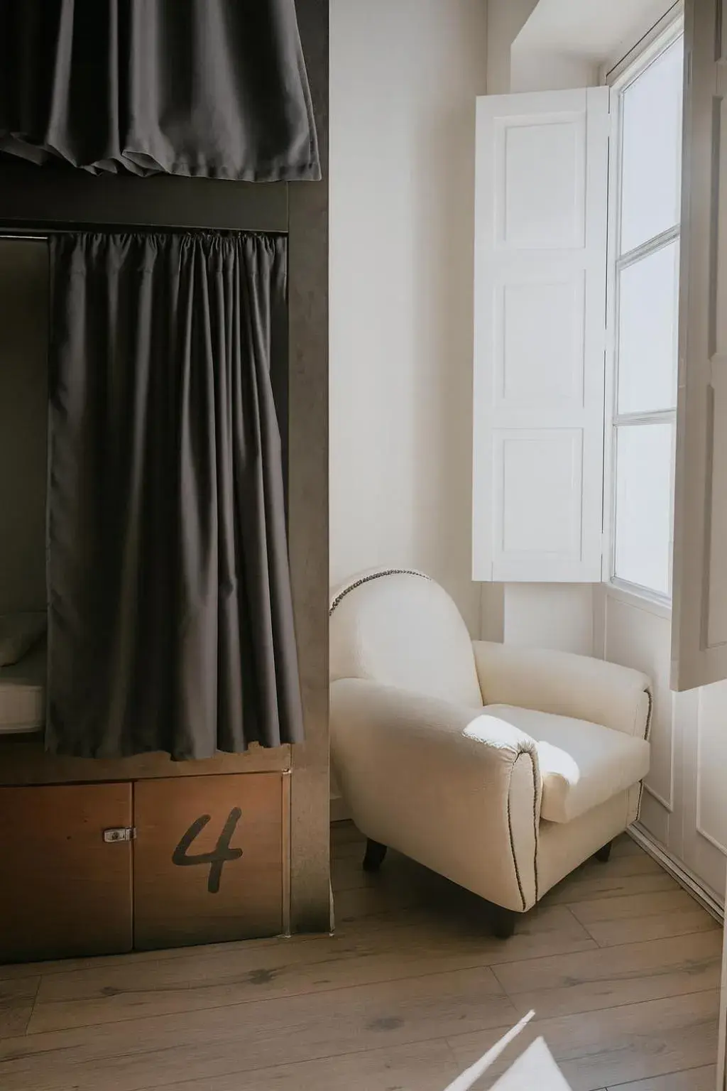 Bed in 6-Bed Dormitory Room in Black Swan Hostel Sevilla Bed in 6-Bed Dormitory Room in Black Swan Hostel Sevilla