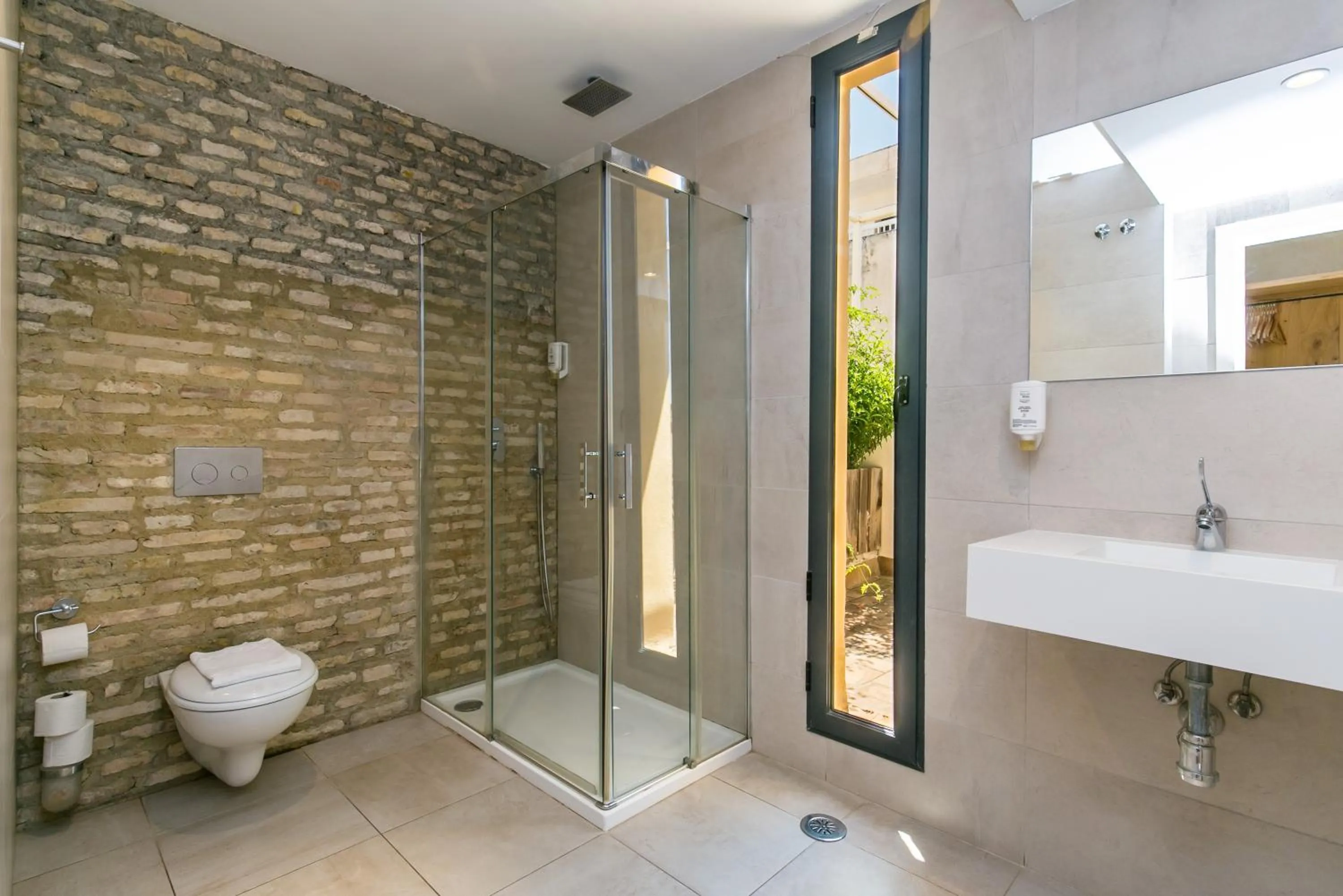 Shower in Black Swan Hostel Sevilla